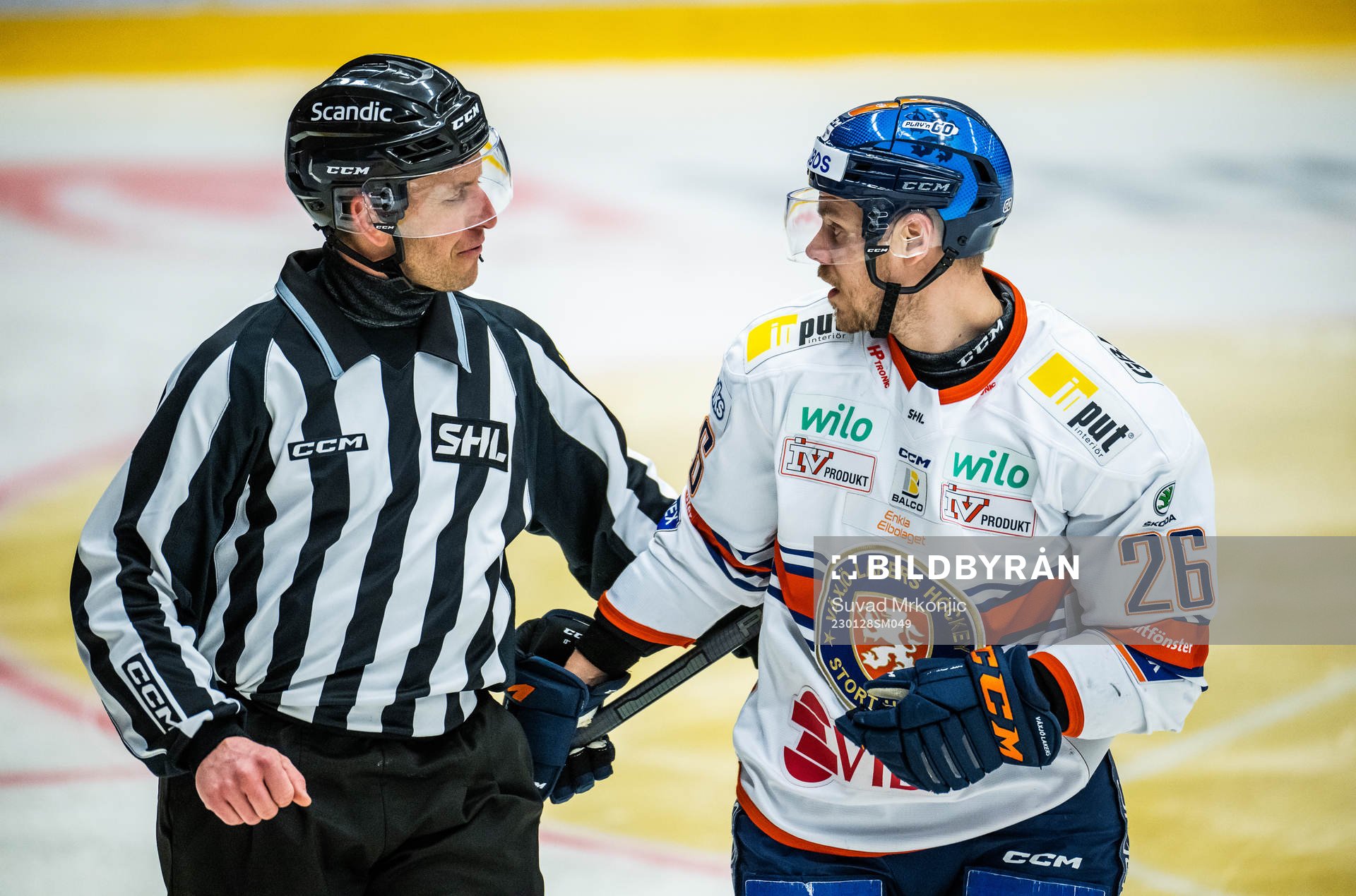 Växjös Joel Kellman diskuterar med domaren