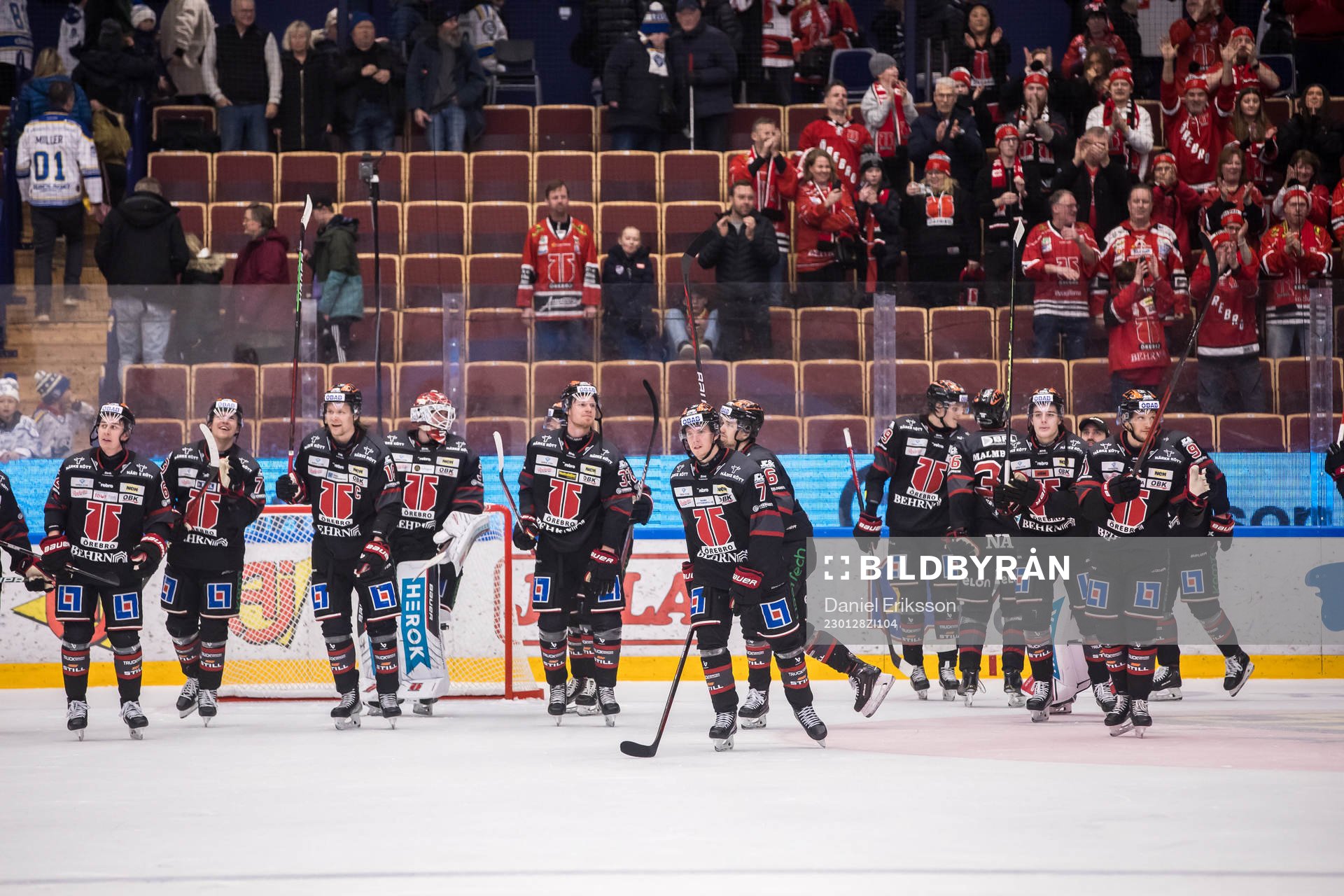 Örebros spelarna jublar