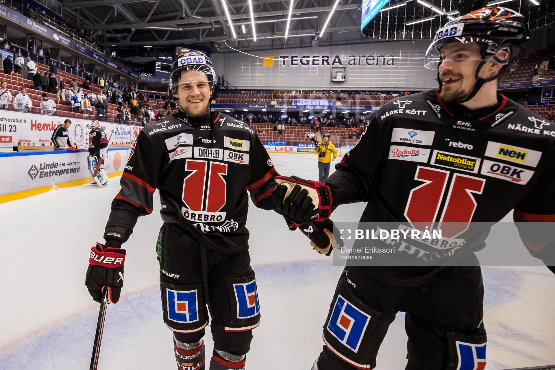 Örebros William Wikman och Gustav Backström jublar