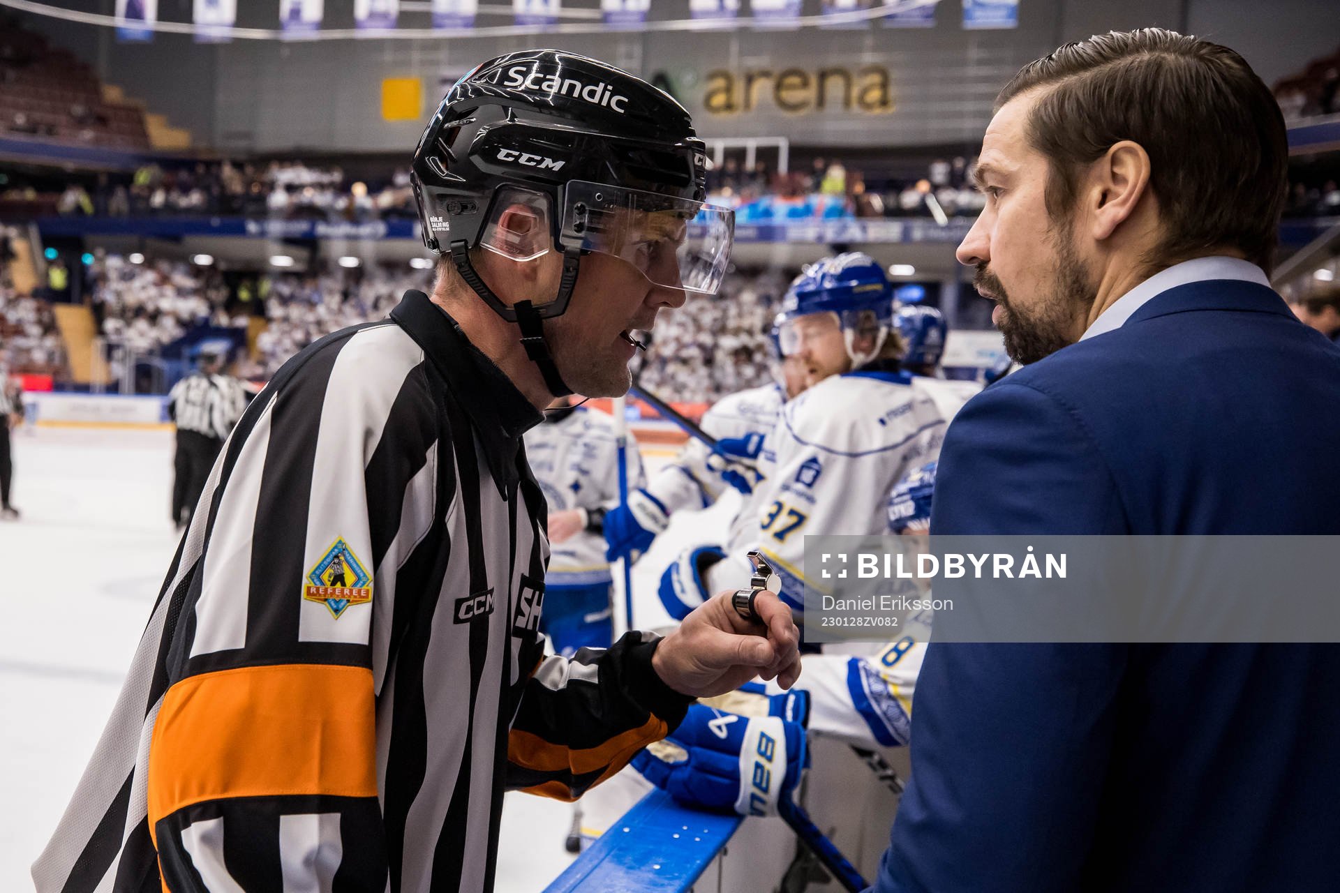 Domare Mikael Nord och Leksands assisterande tränare Pär
