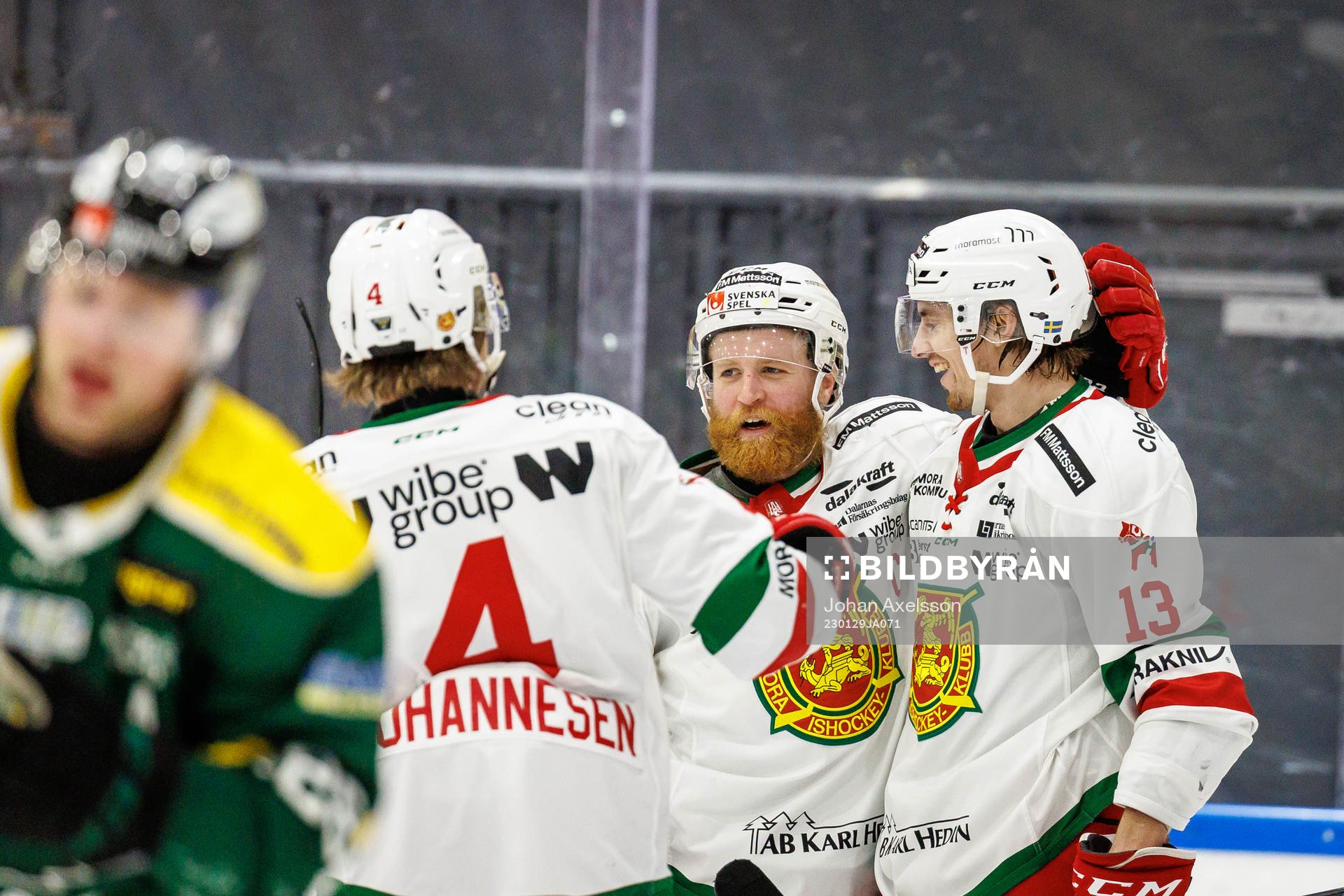 Moras Daniel Ljunggren jublar med lagkamrater