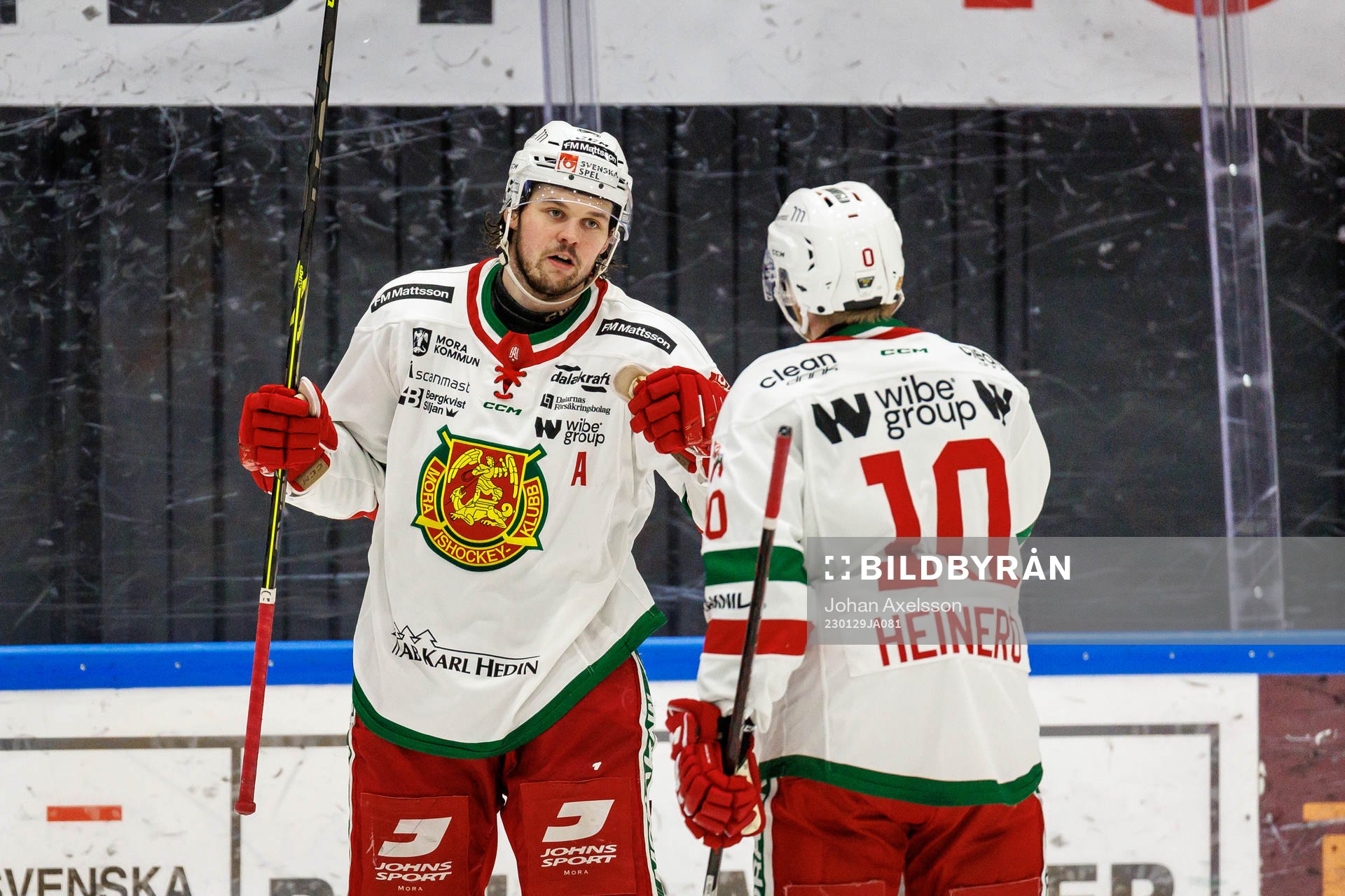 Moras Måns Carlsson jublar med Nicklas Heinerö