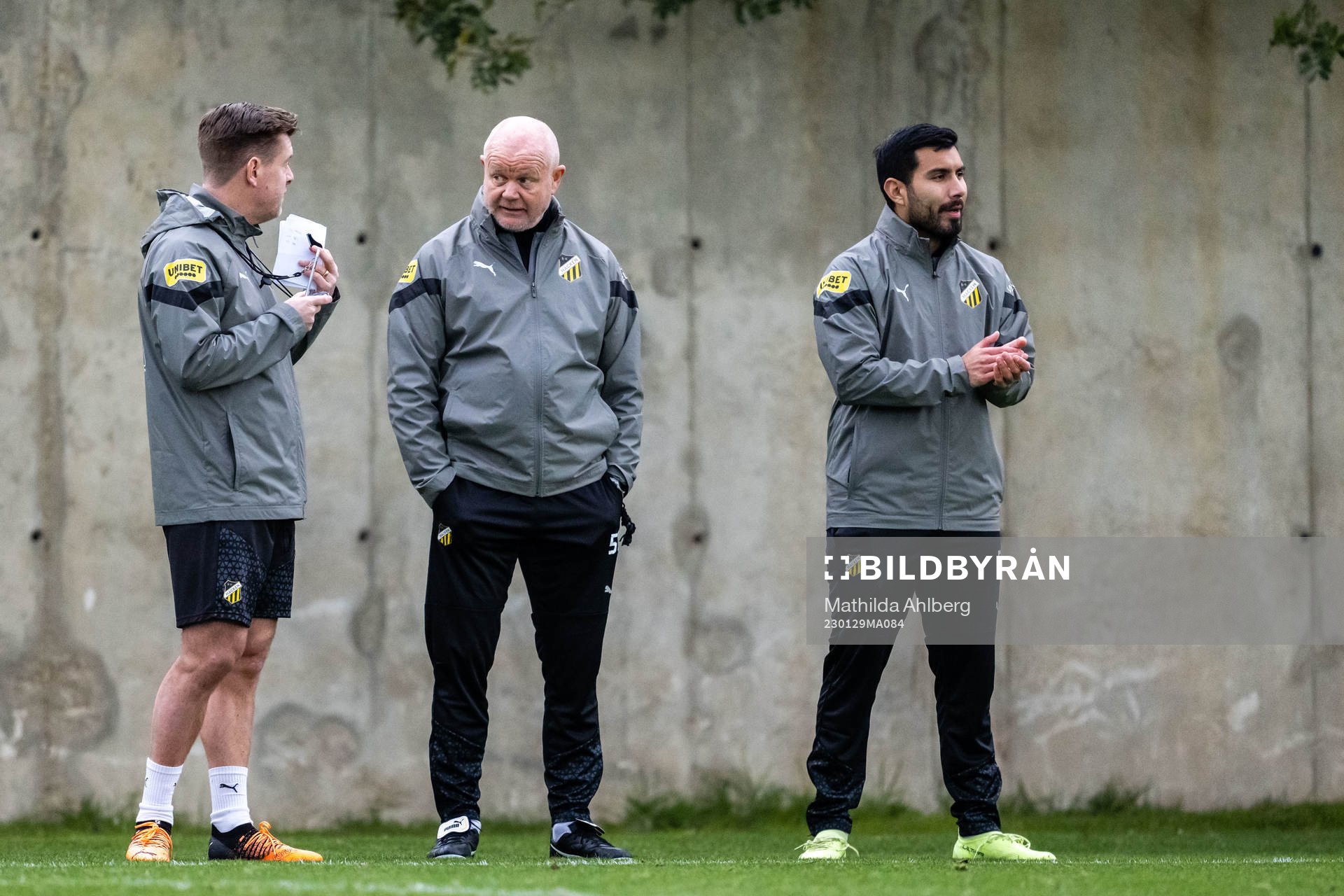 Assisterande tränare Jesper Ljung, tränare Per-Mathias Høgmo och matchanalytiker Mario Chavez under en fotbollsträning med Häcken den 29 januari 2023 i Marbella.
