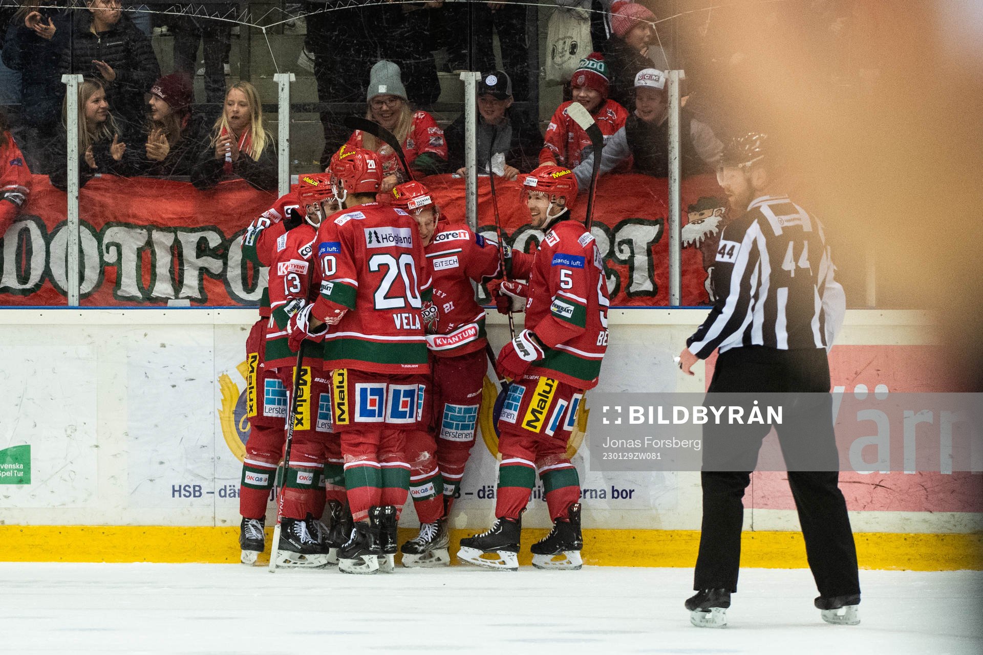 Modos Filip Sveningsson jublar