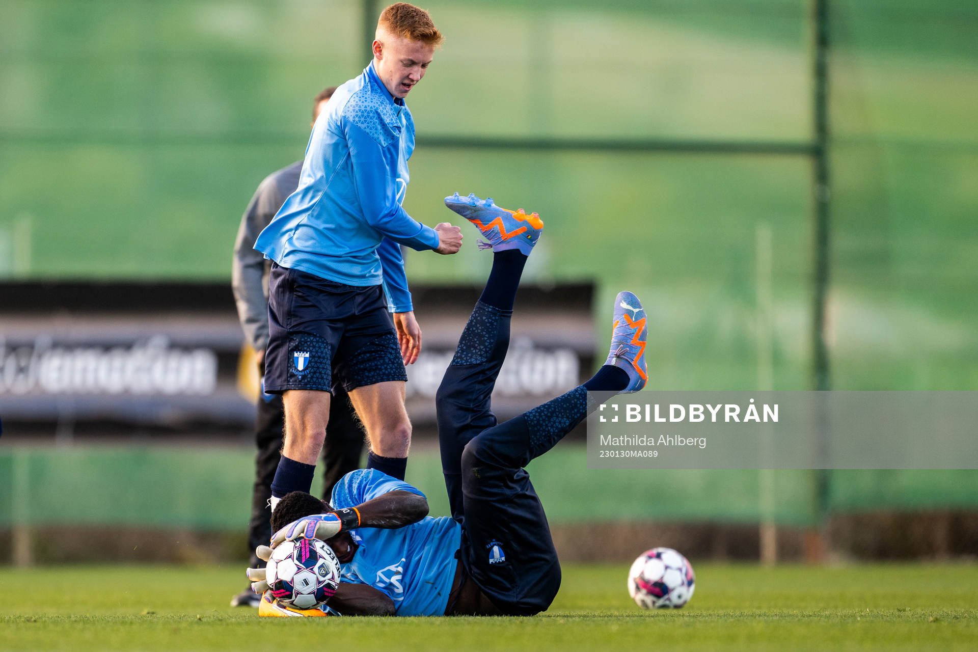 Hugo Larsson och målvakt Ismael Diawara