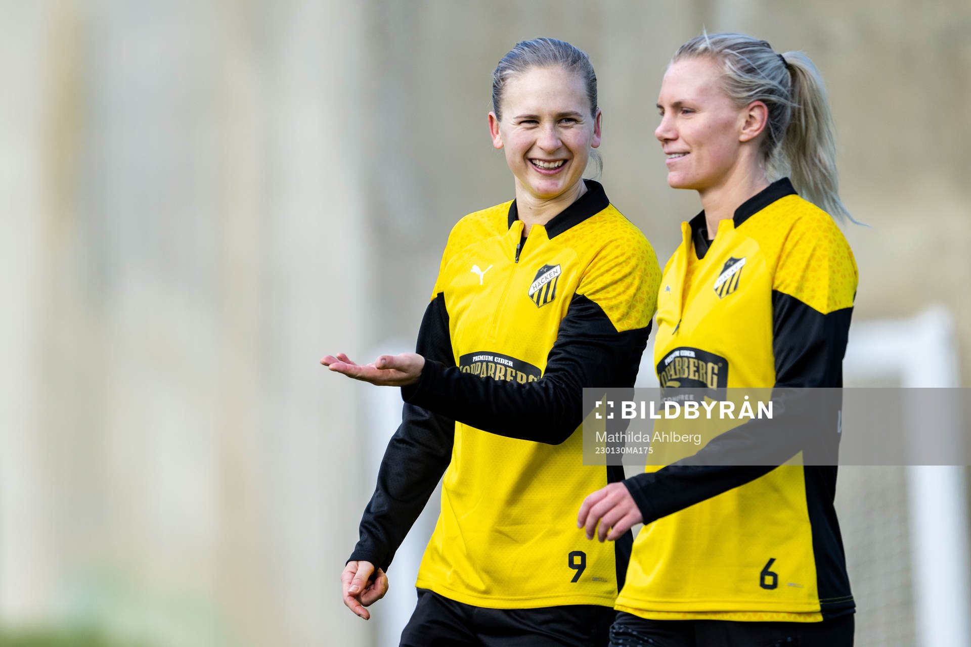 Filippa Curmark och Josefine Rybrink under en fotbollsträning med Häcken den 30 januari 2023 i Marbella. 