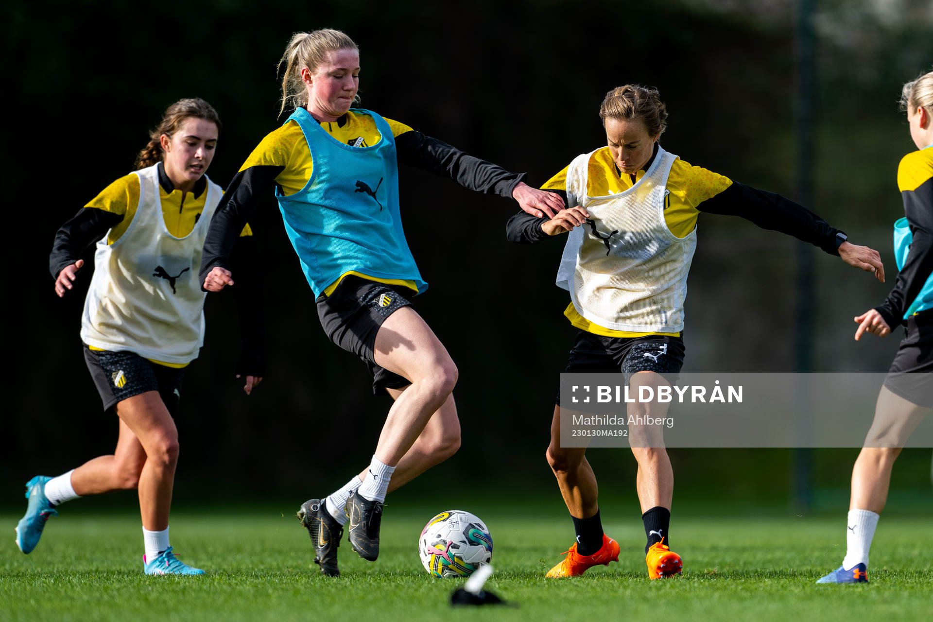 Alexandra Larsson och Aivi Luik under en fotbollsträning med Häcken den 30 januari 2023 i Marbella. 