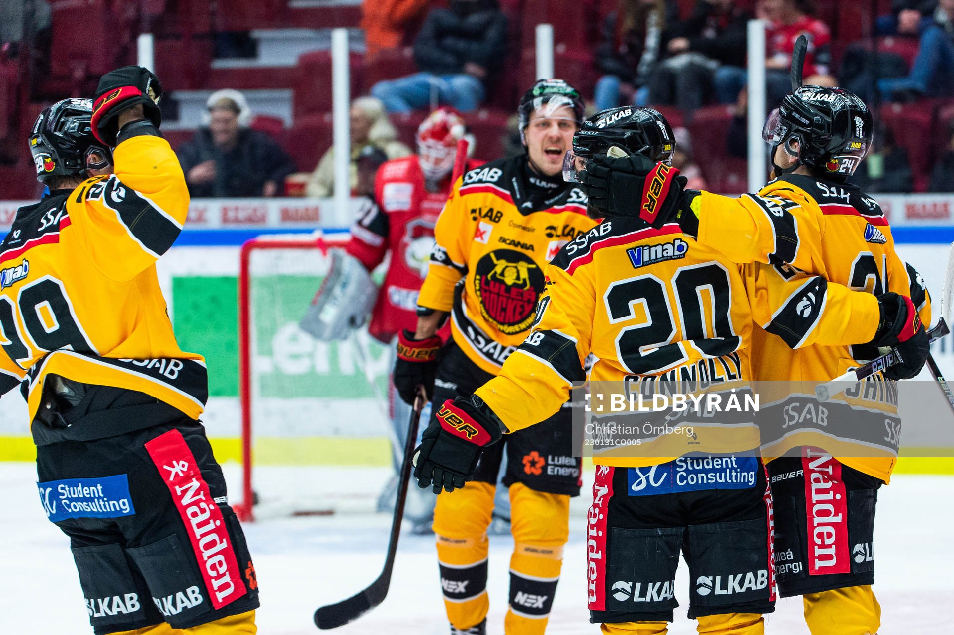 Luleås Erik Gustafsson jublar med lagkamrater