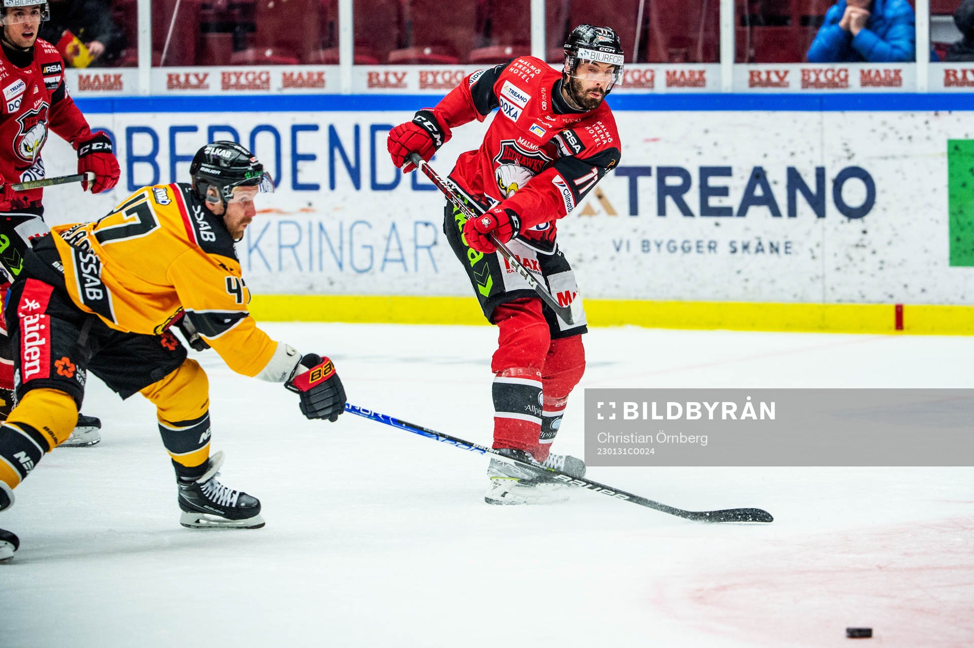 Malmö Redhawks Markus Lauridsen mot Luleås Leo Komarov