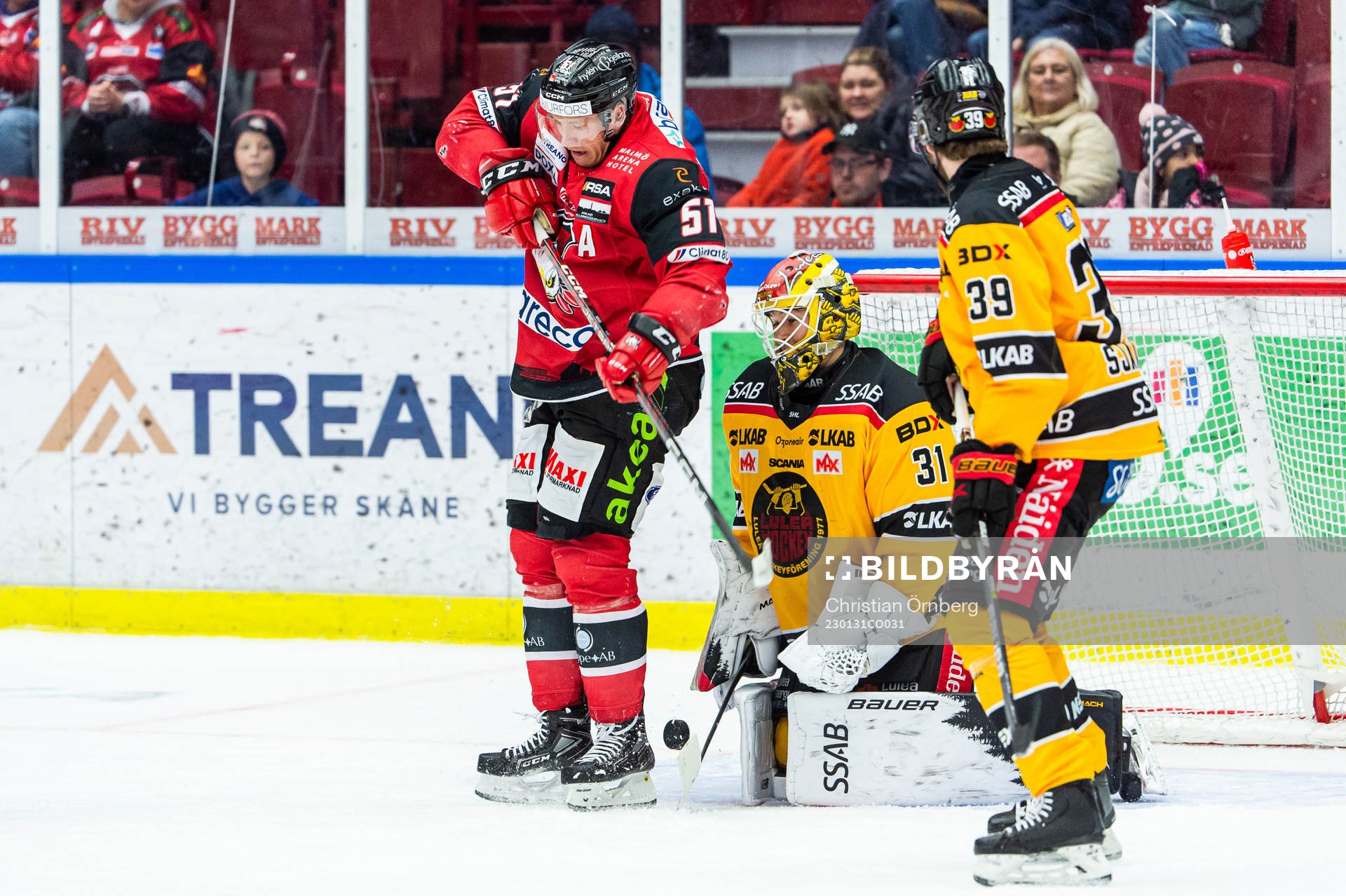 Malmö Redhawks Emil Sylvegård oroar framför Luleås