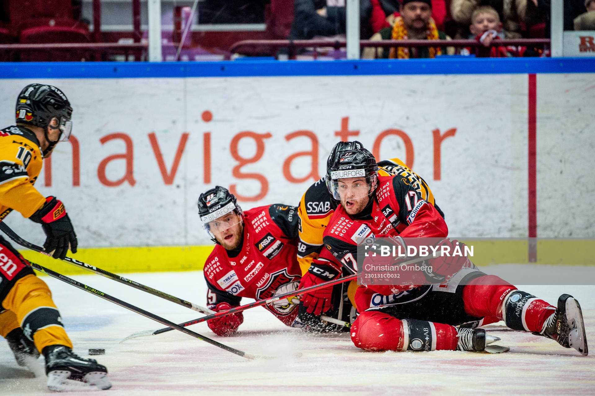 Malmö Redhawks Pathrik Westerholm och Carl Persson mot