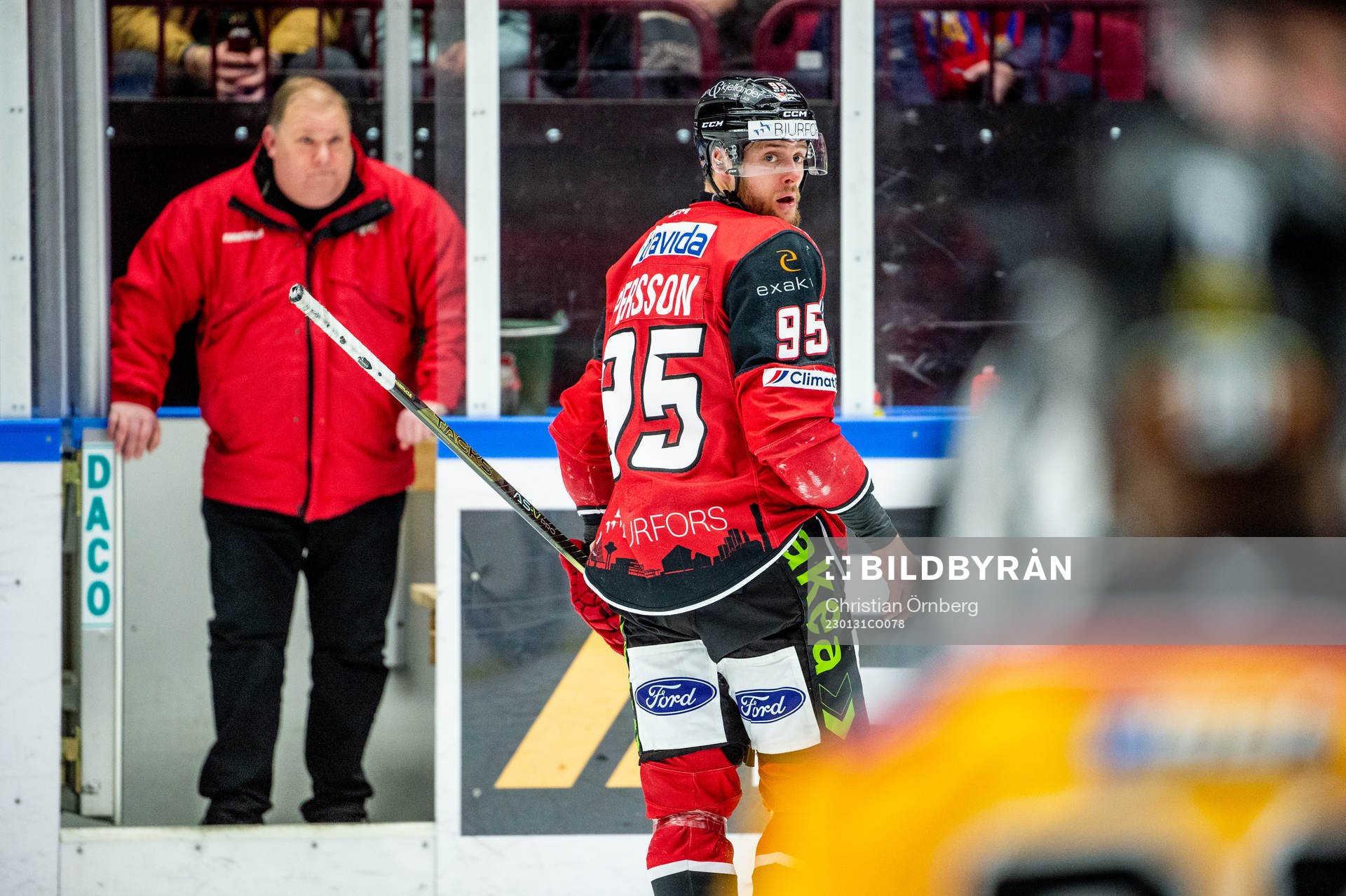 Malmö Redhawks Carl Persson på väg mot utvisningsbåset