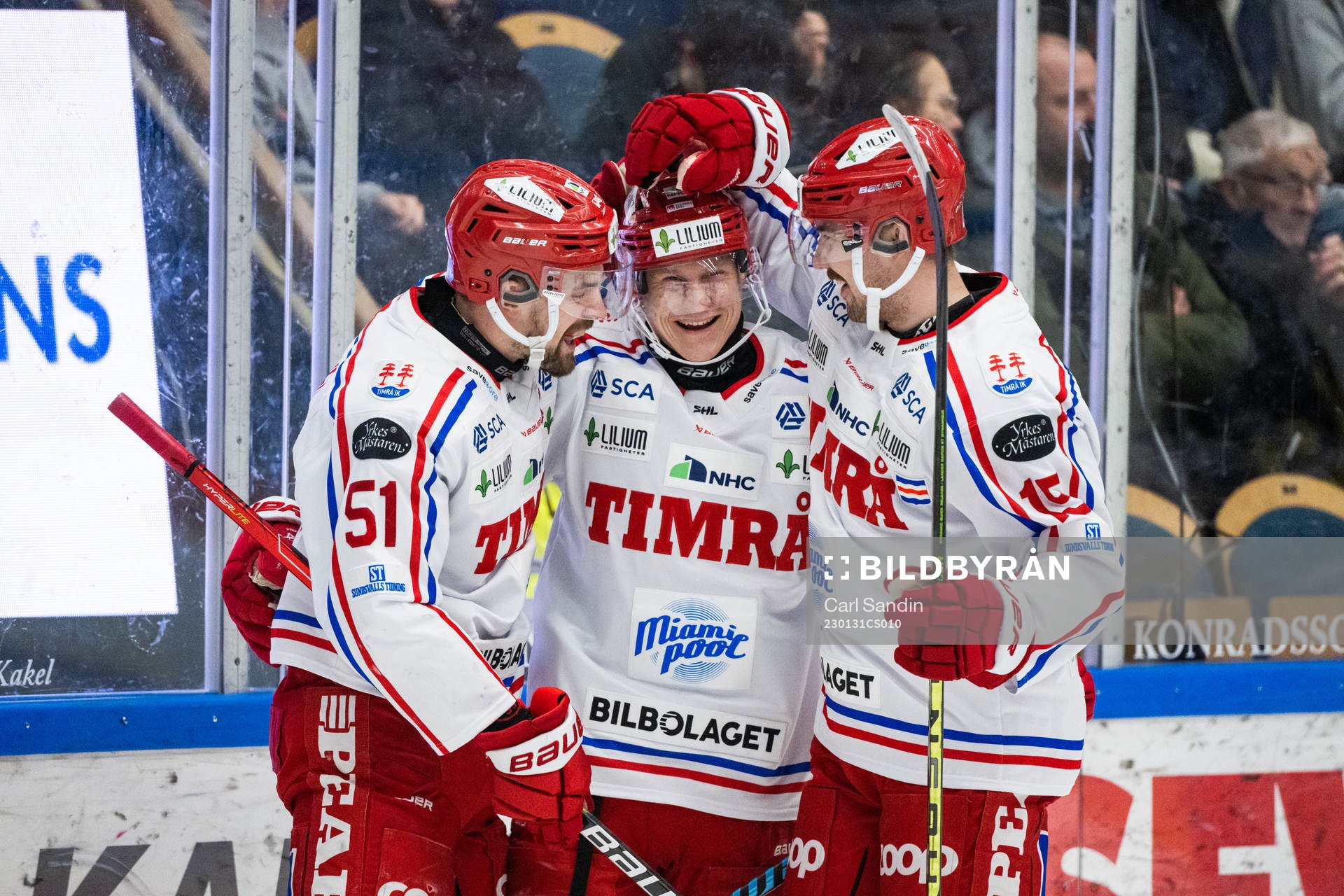 Timrås Olli Palola jublar med lagkamrater
