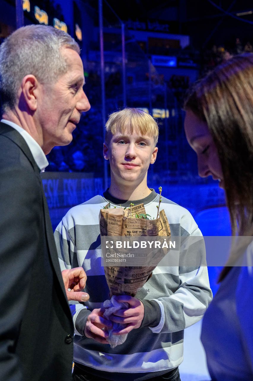 Vilgot Lindh tar emot juniorstipendiet från