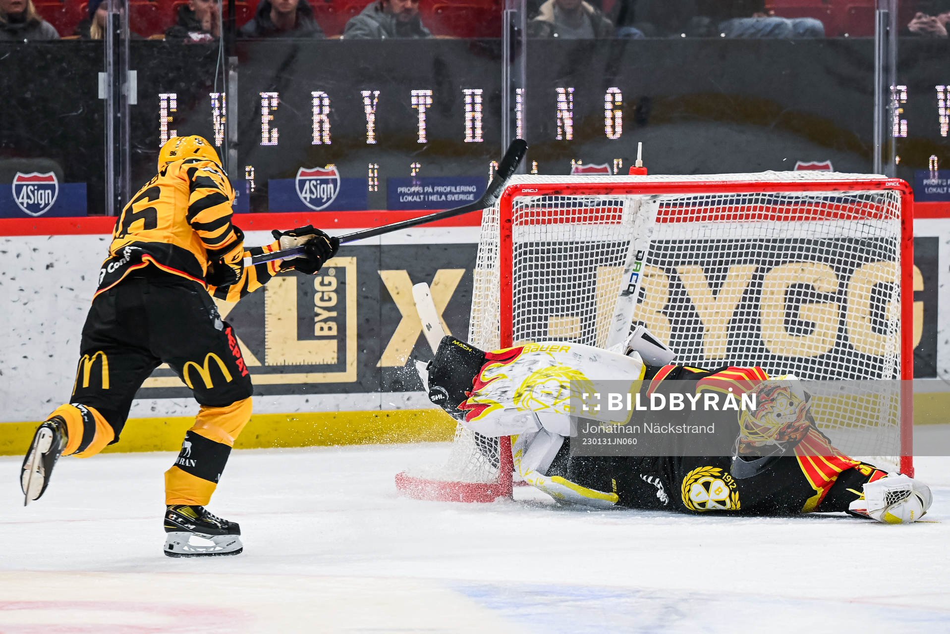 Brynäs målvakt Anders Lindbäck räddar en straff från