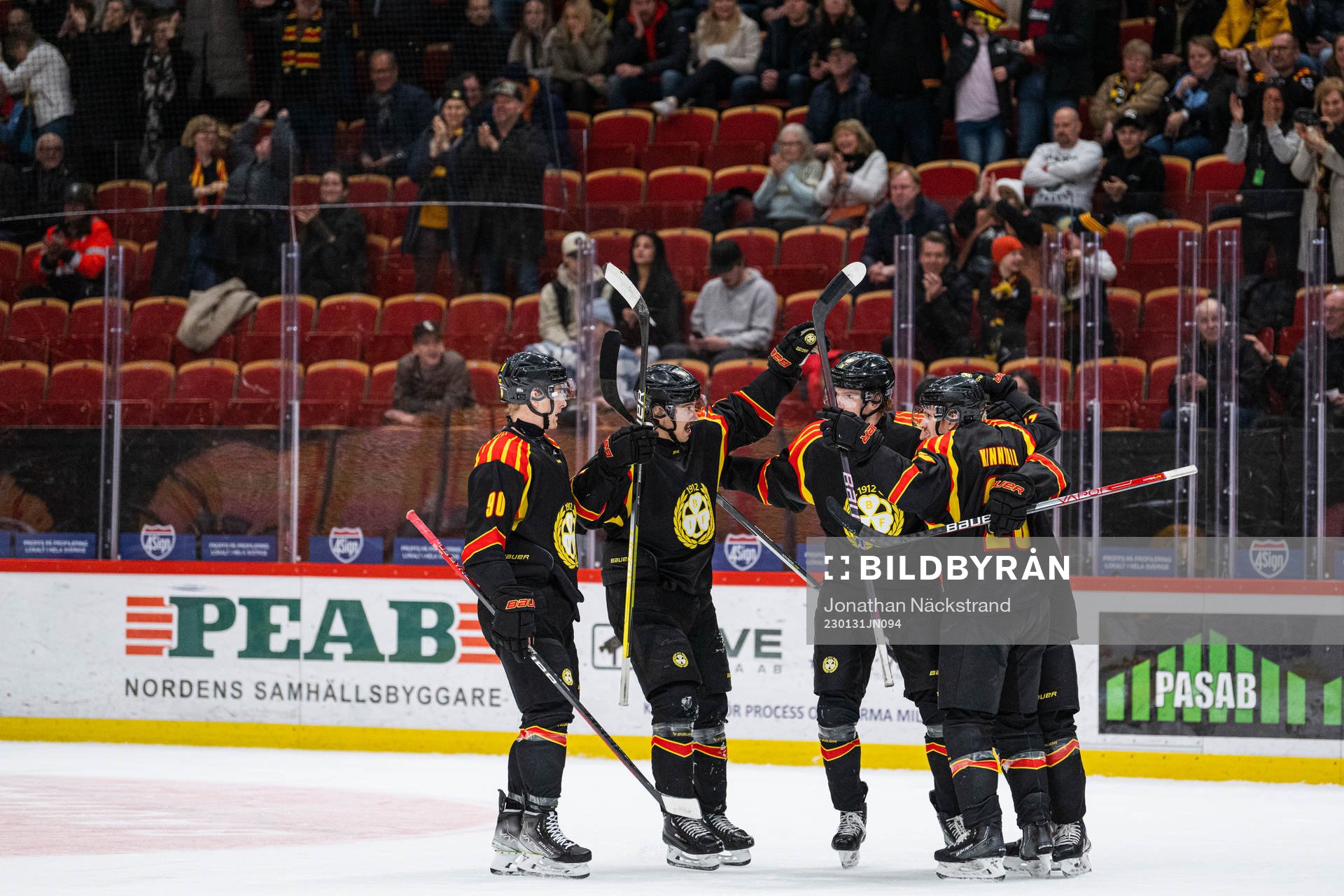 Brynäs Jacob Blomqvist jublar med lagkamrater