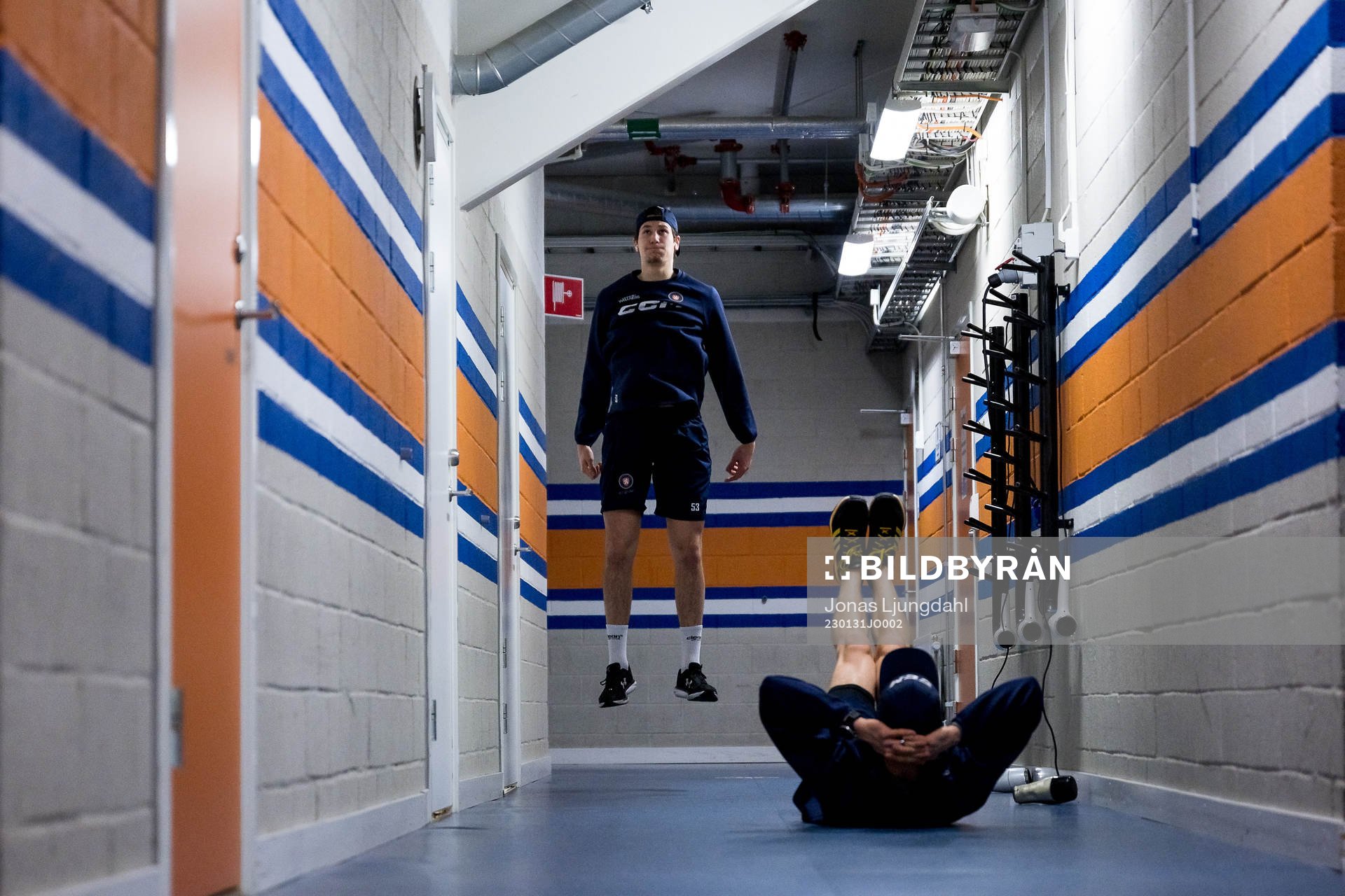 Växjös Filip Nordberg värmer upp före ishockeymatchen i