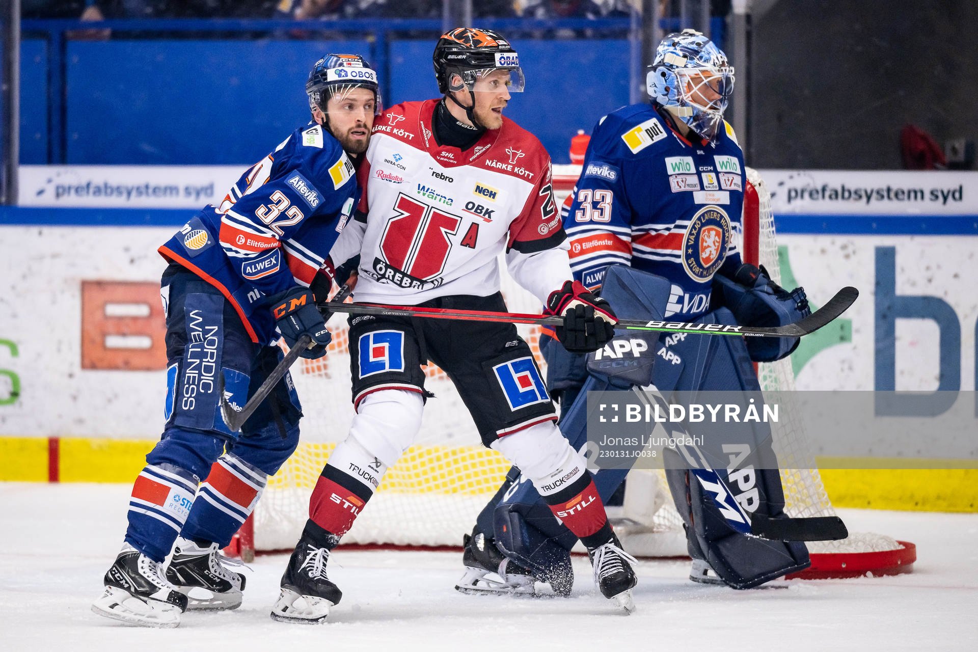 Örebros Jani Lajunen mellan Växjös Lukas Bengtsson och
