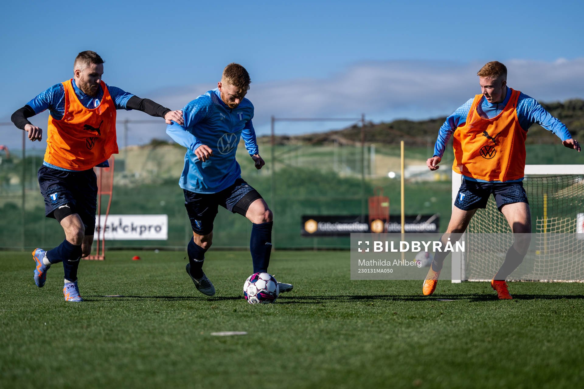 Lasse Nielsen, Anders Christiansen och Hugo Larsson under en fotbollsträning med Malmö FF den 31 januari 2023 i Estepona. 