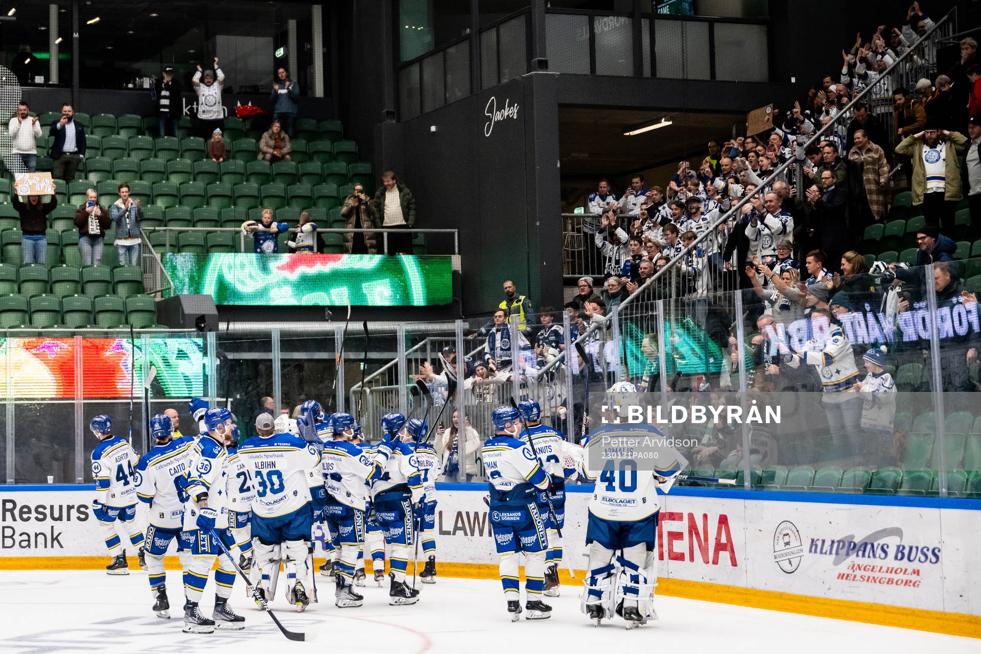 Leksands spelare jublar mot sina supportrar