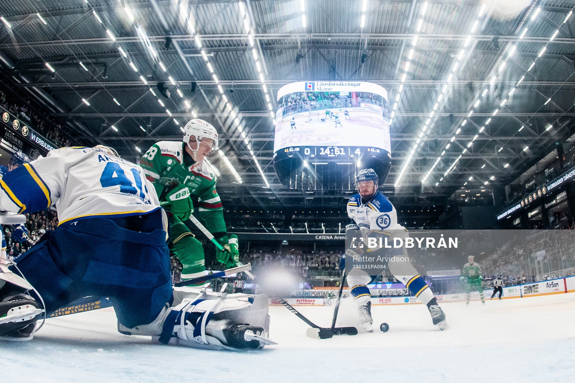 Rögles Anton Bengtsson oroar mot Leksands målvakt Mantas