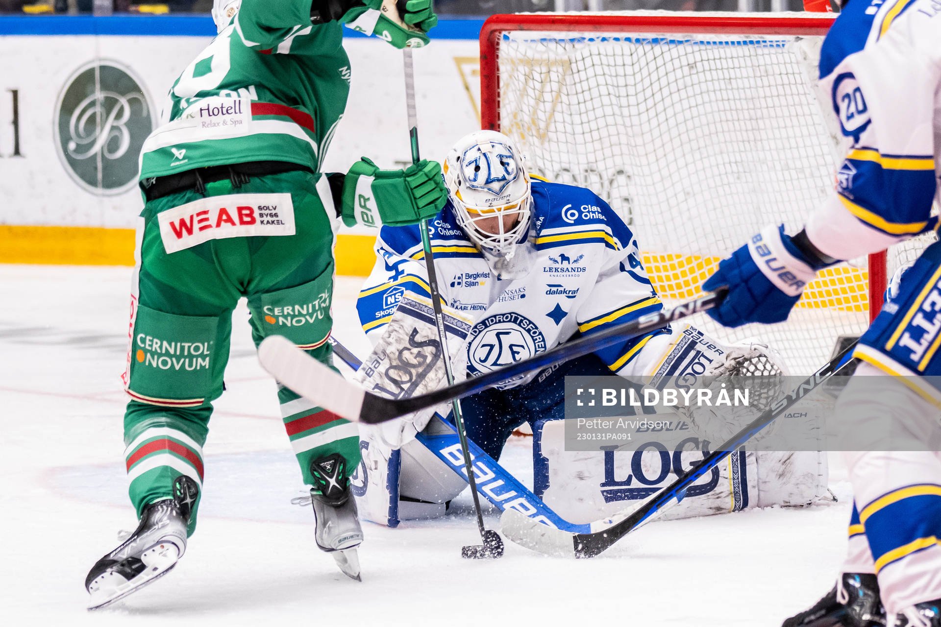 Rögles Anton Bengtsson oroar mot Leksands målvakt Mantas