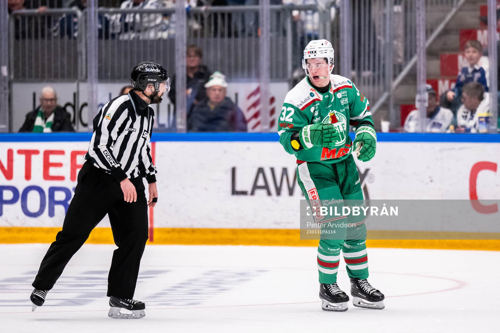Linjedomare Anders Jansson och Rögles Oskar Pettersson