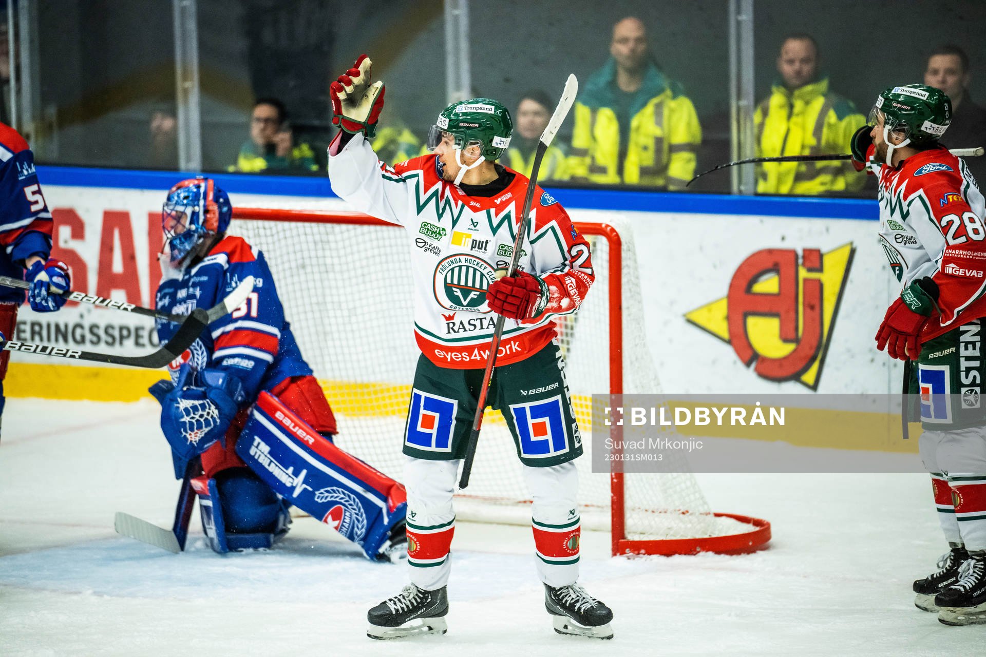 Frölundas Linus Nässen signalerar för mål till 0-2