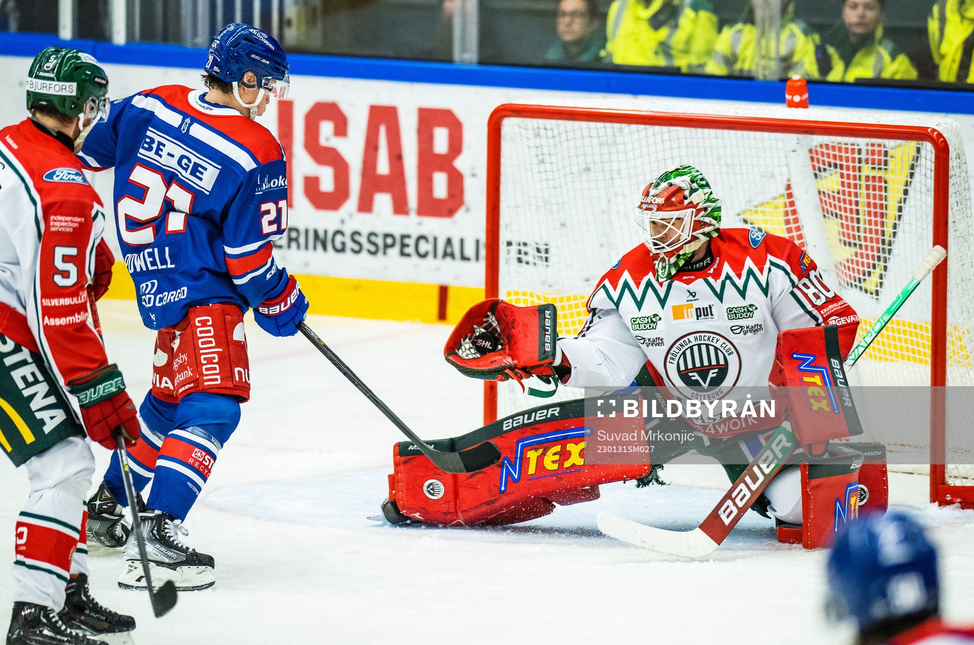 Oskarshamns Myles Powell och Frölundas målvakt Frederik