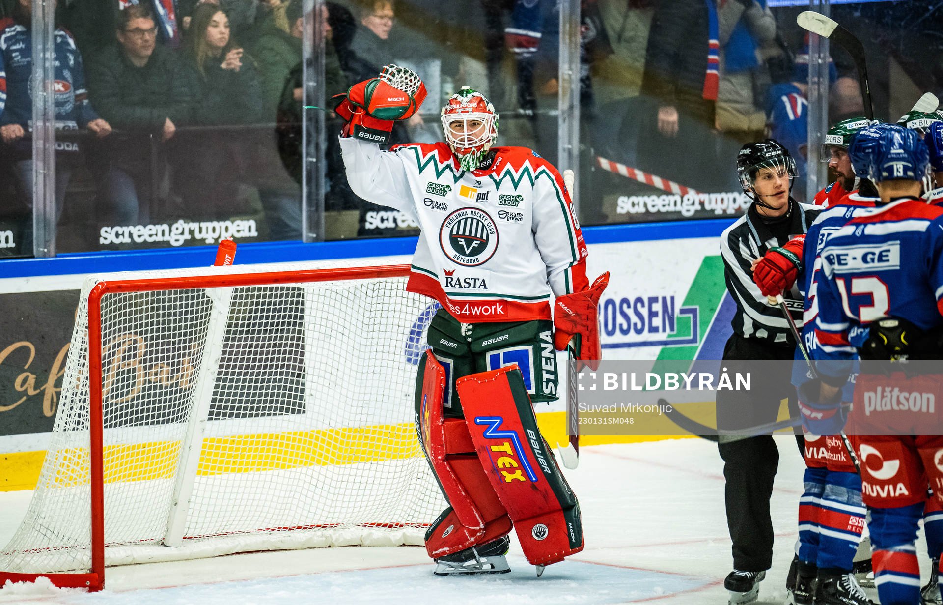 Frölundas målvakt Frederik Dichow jublar