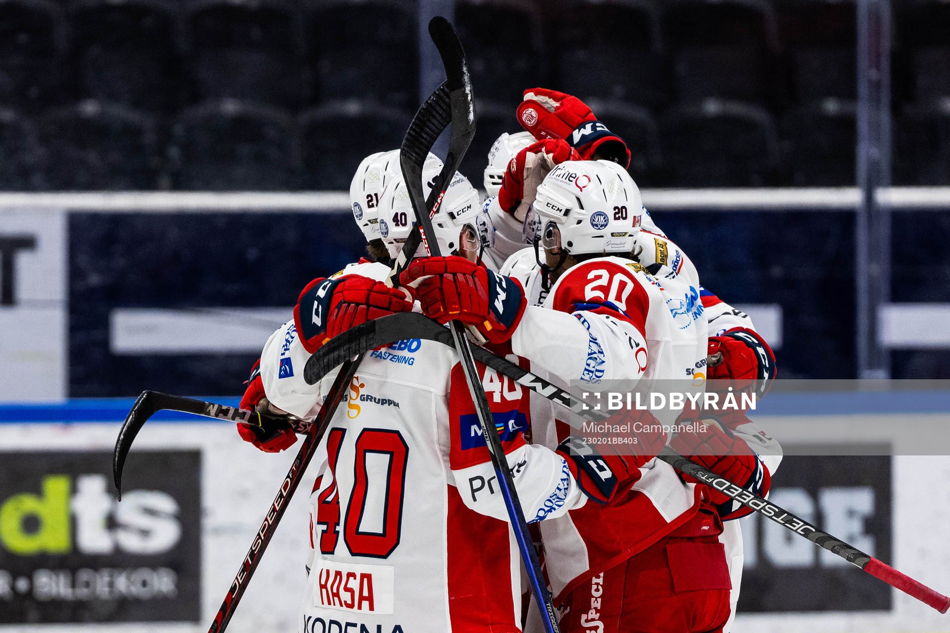 Västerviks Macoy Erkamps jublar med lagkamrater