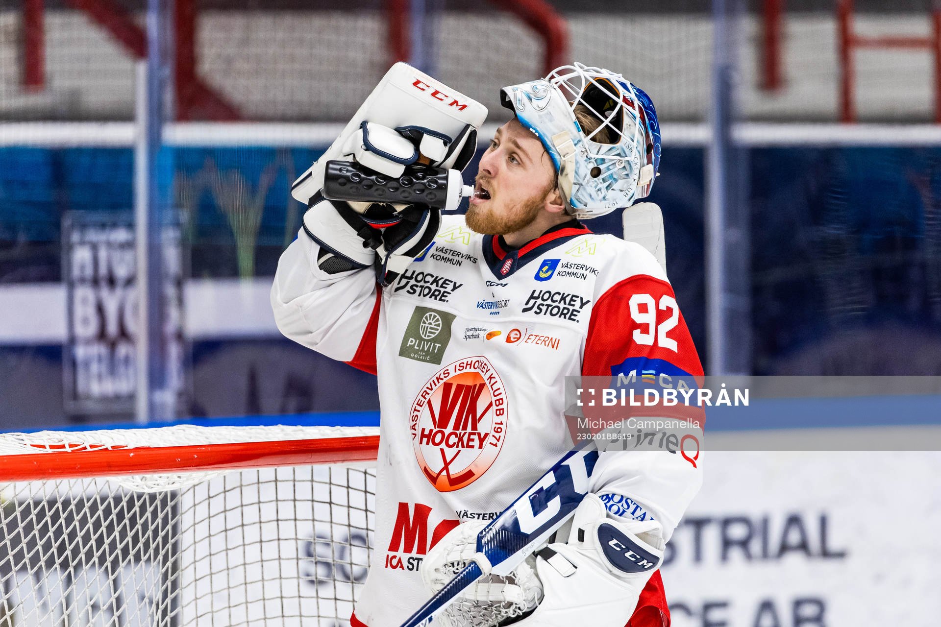 Västerviks målvakt Edvin Olofsson dricker vatten