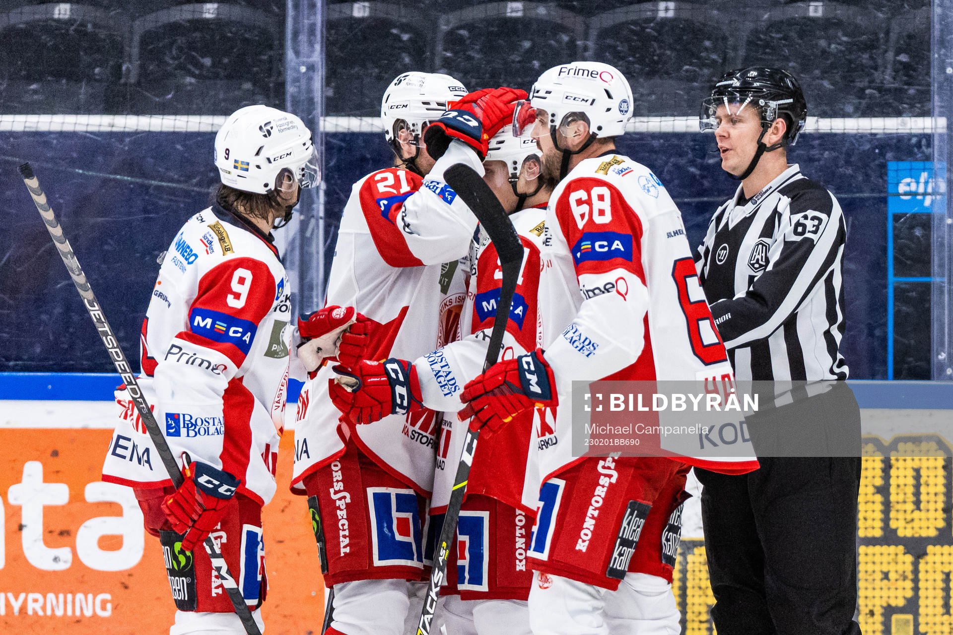 Västerviks Victor Öhman jublar med lagkamrater