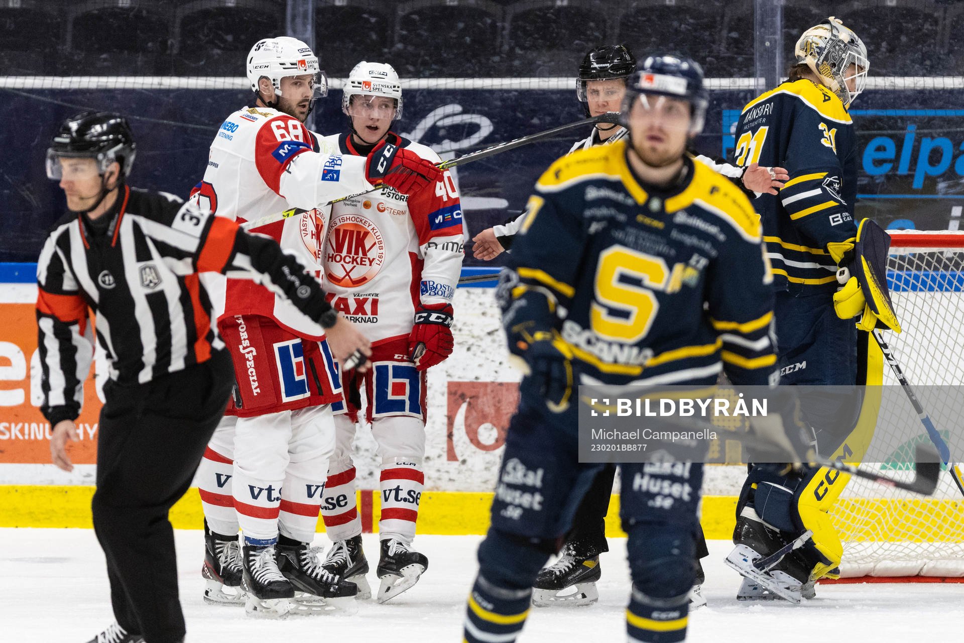 Västerviks Joakim Hagelin och Noah Hasa jublar 2-2 målet