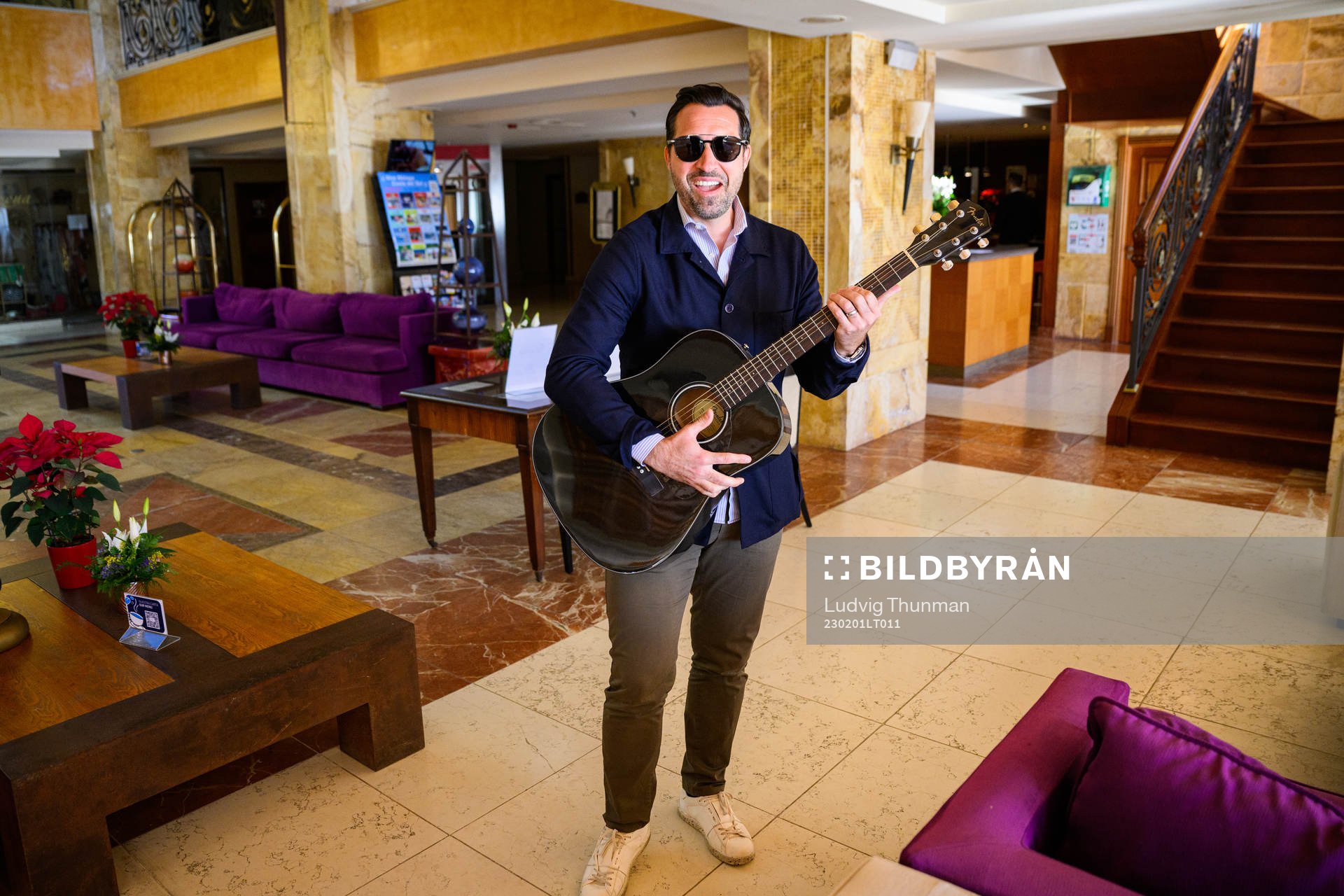 Matias Concha levererar en gitarr