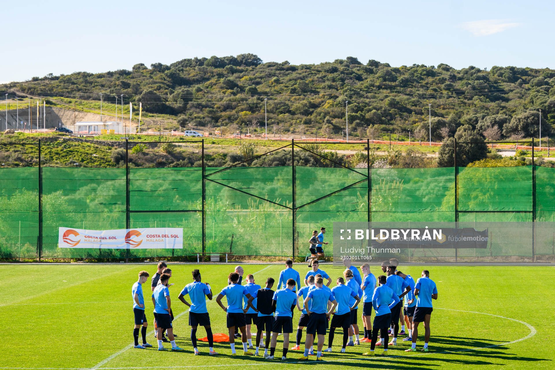 Spelarna samlas under en träning med Malmö FF den 1 februari 2023 i Estepona. 