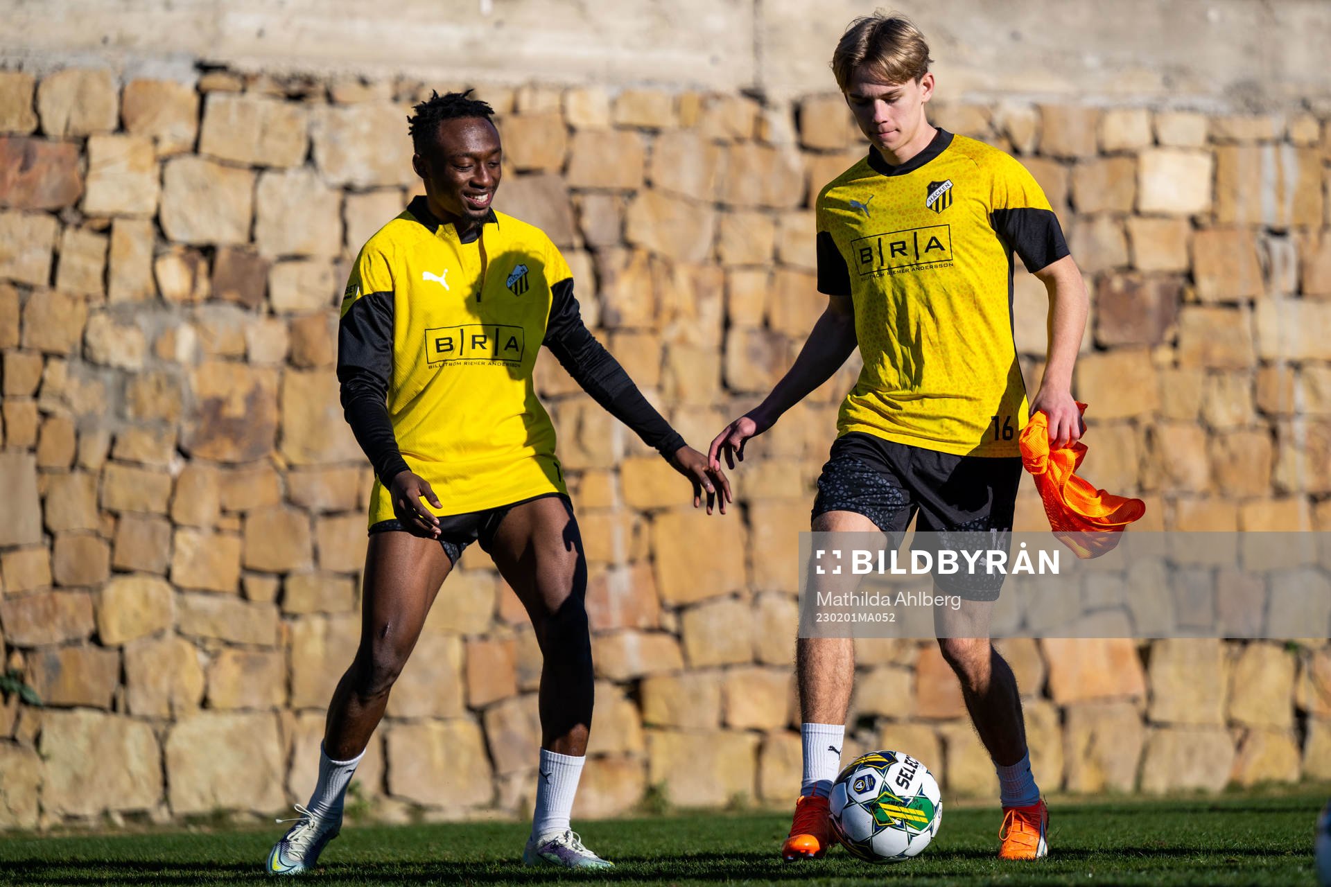 Benie Adama Traore och Pontus Dahbo under en fotbollsträning med Häcken den 1 februari 2023 i Marbella. 