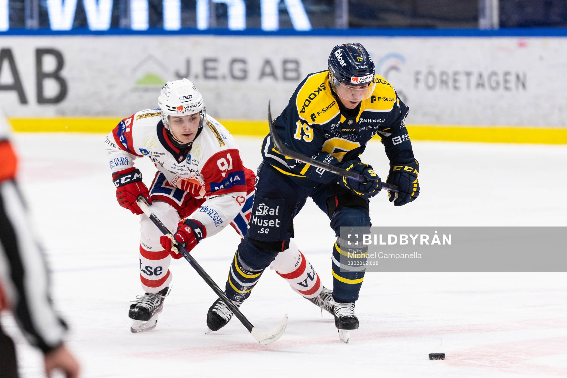 Södertäljes Lucas Carlsson och Västerviks Alex Ciernik