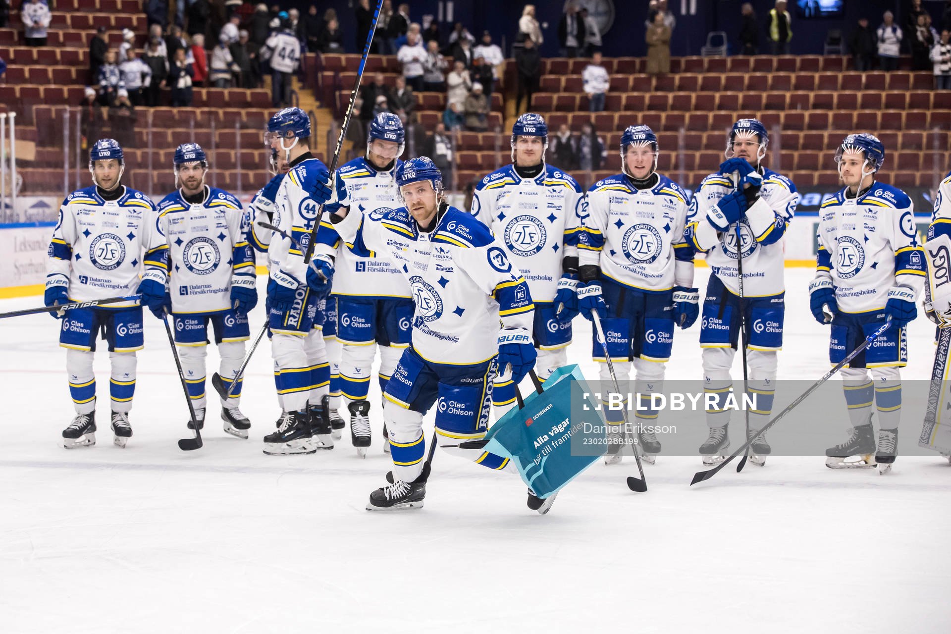 Leksands Anton Lindholm jublar med lagkamrater