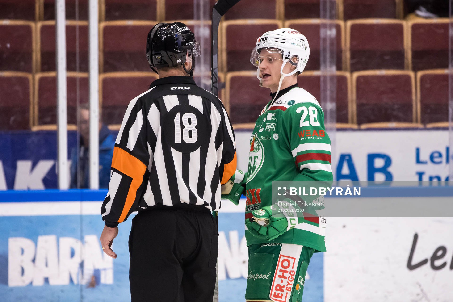 Rögles Anton Bengtsson diskuterar med Domare Mikael Nord