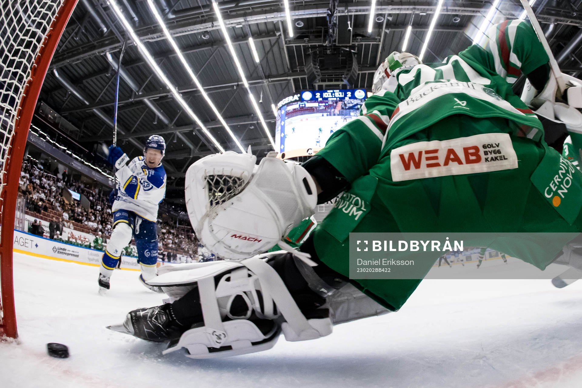 Leksands Emil Heineman gör 3-2 bakom Rögles målvakt
