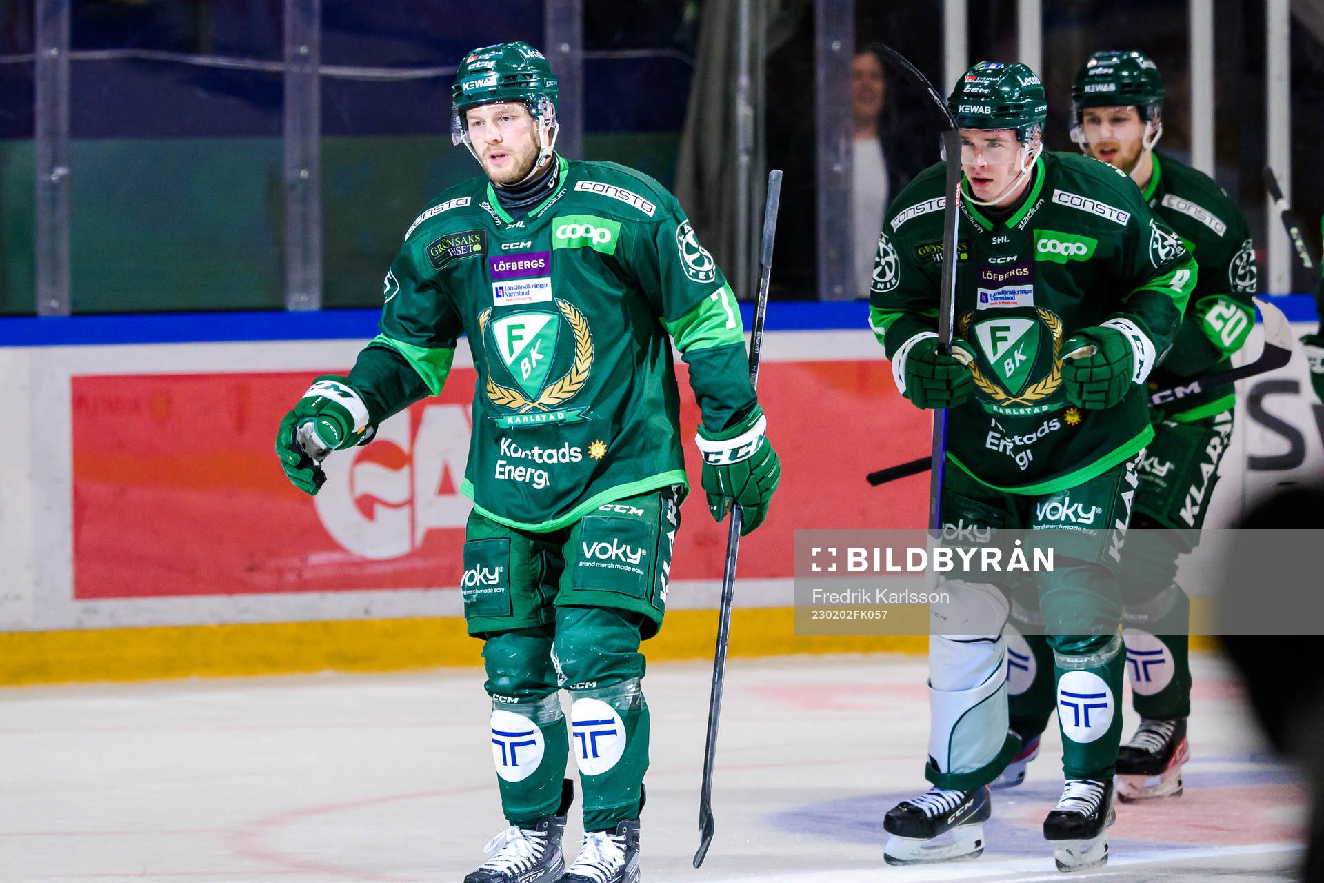 Färjestads Axel Bergkvist och Oscar Lawner jublar