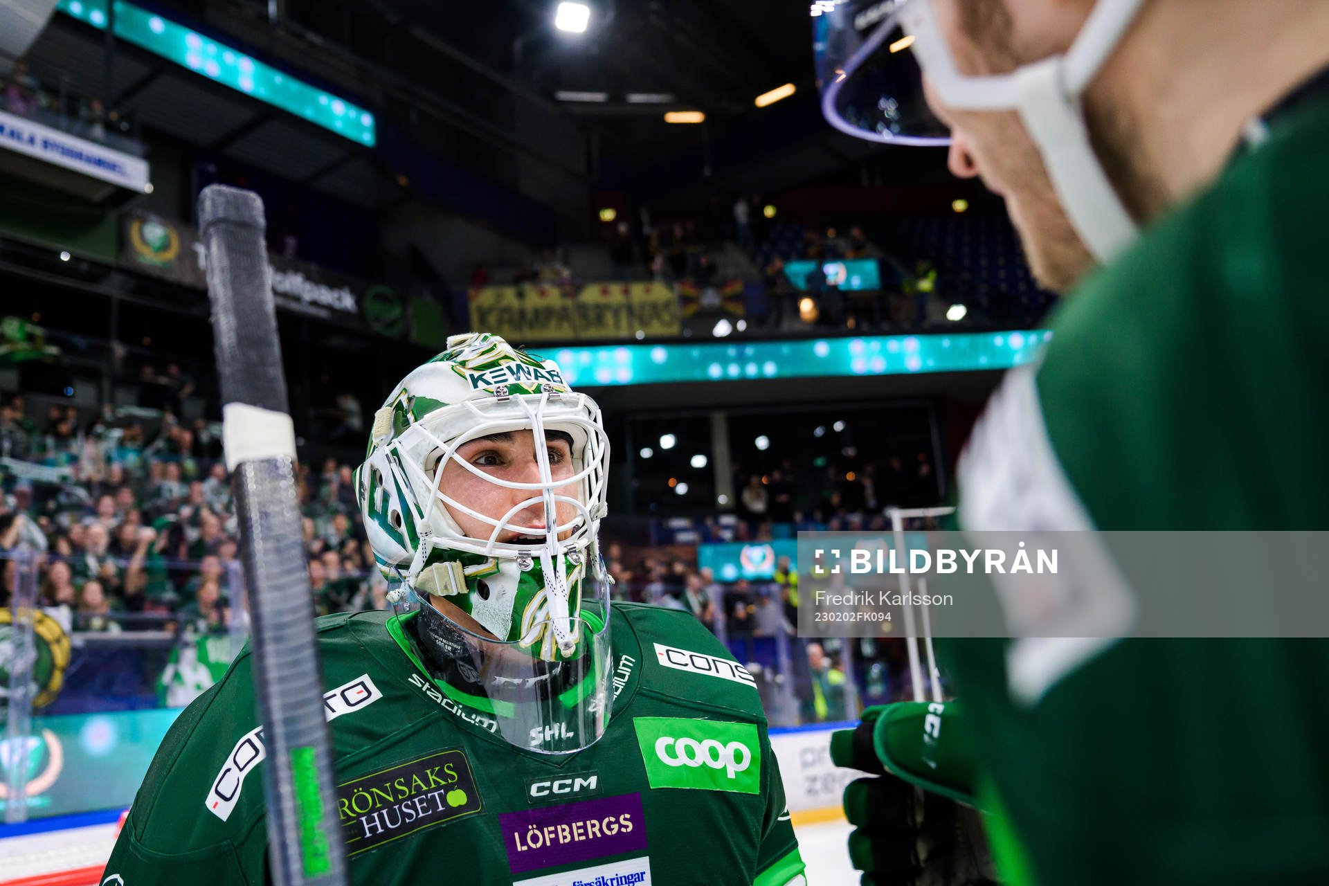 Färjestads målvakt Matthew Tomkins jublar