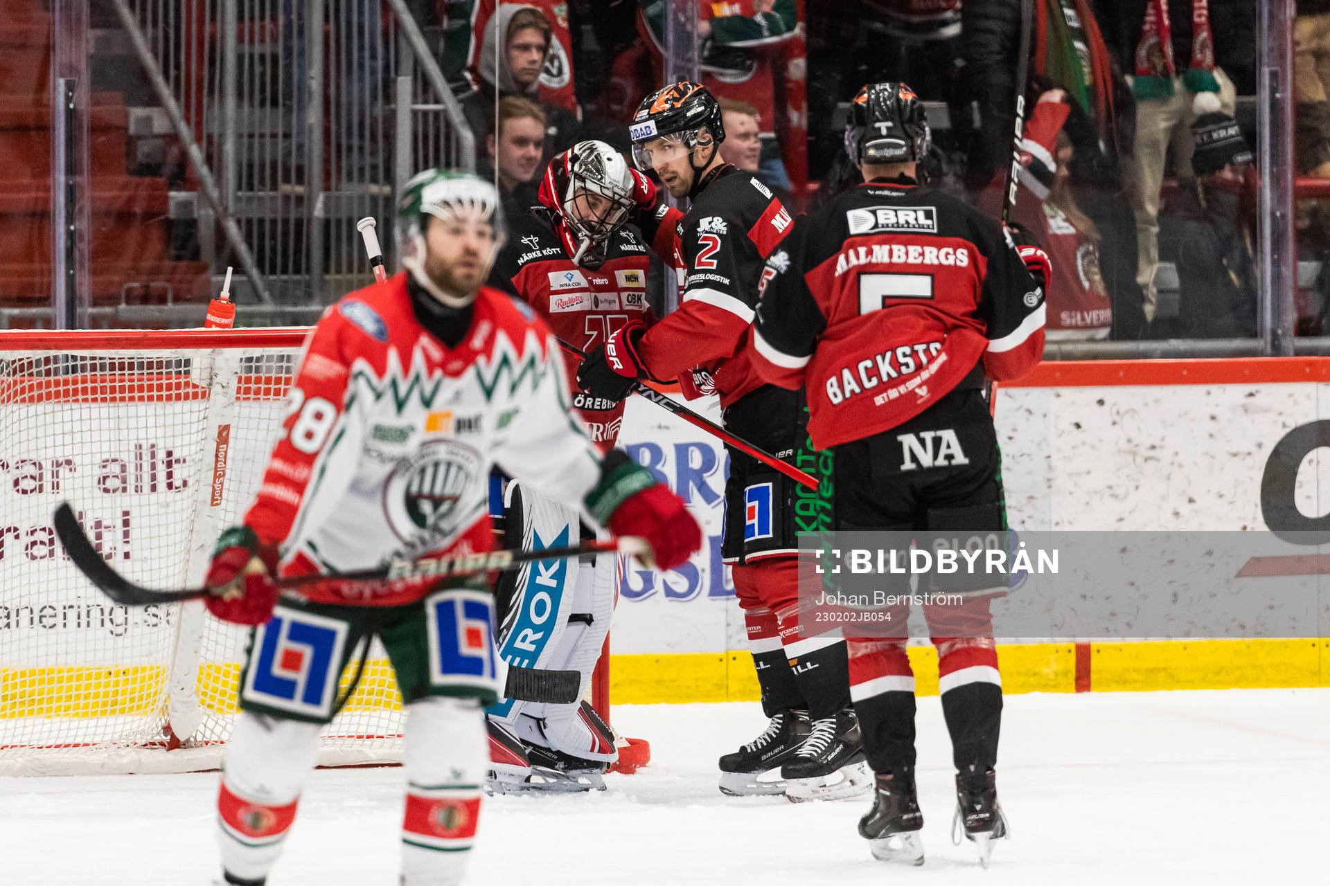 Örebros målvakt Jhonas Enroth och Rasmus Rissanen jublar