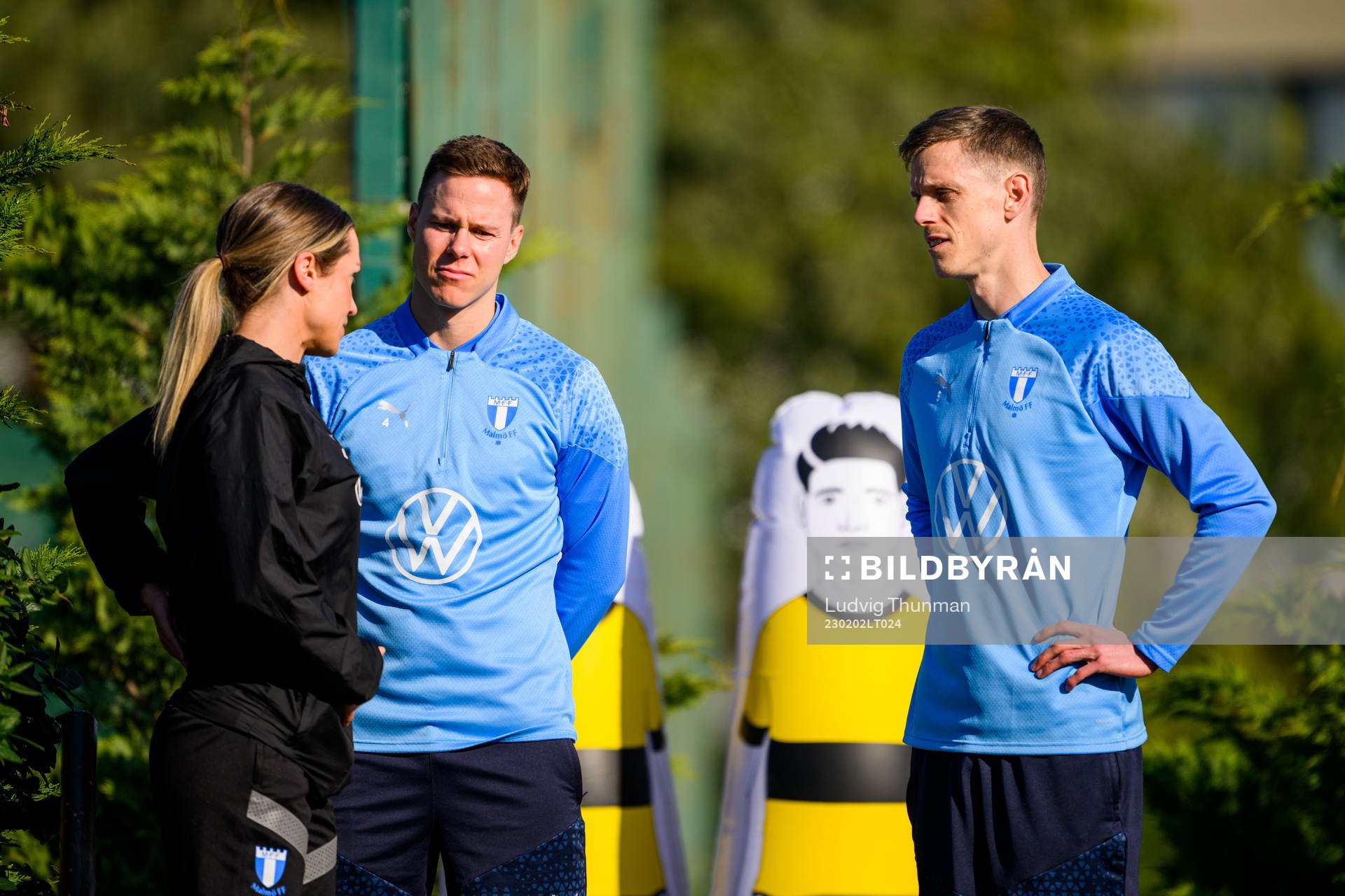 Läkare Amanda Lahti, Niklas Moisander och Søren Rieks under en träning med Malmö FF den 2 februari 2023 i Estepona. 