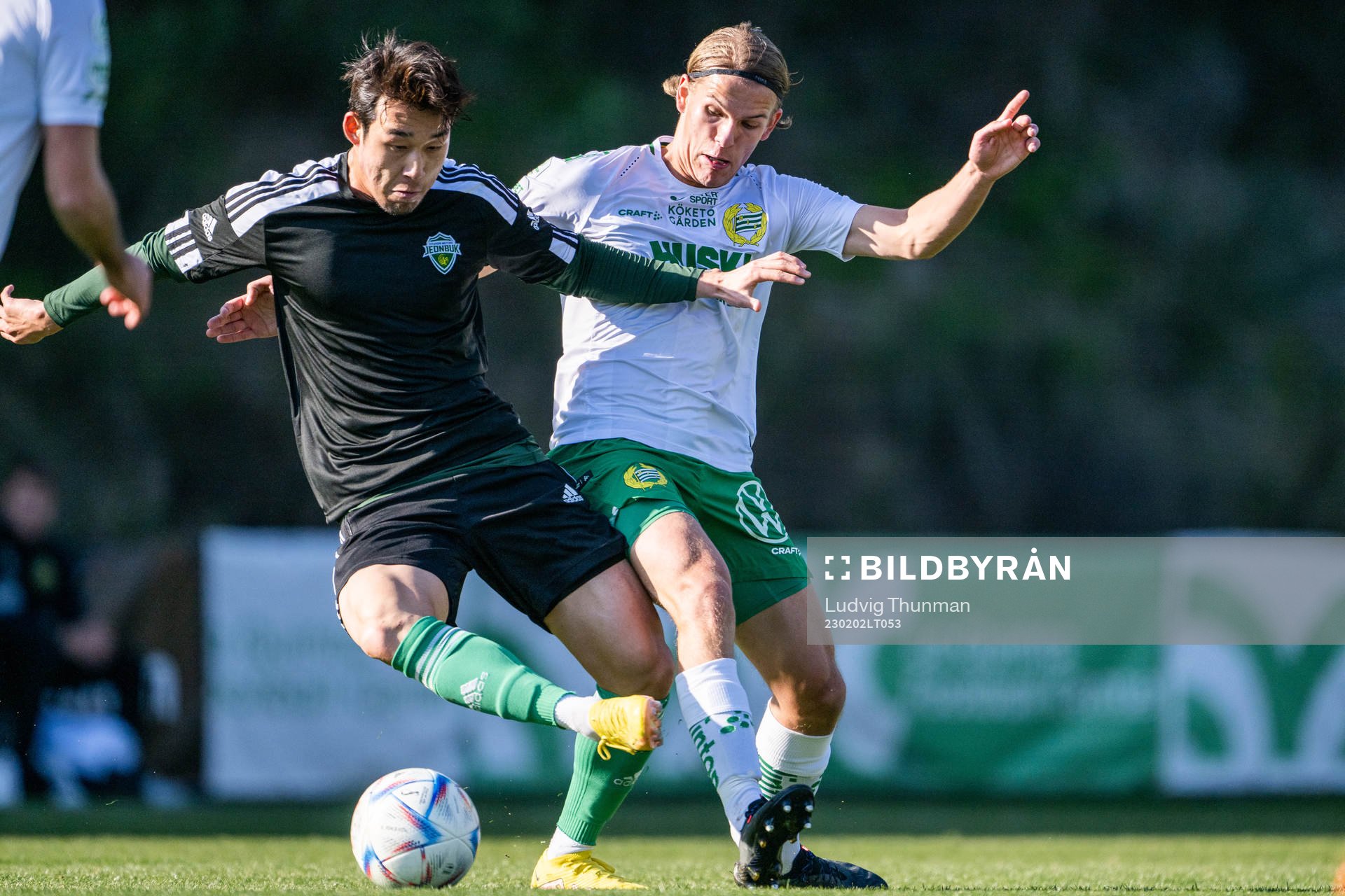 Song Minkyu of Jeonbuk Hyundai and Marcus Karlsson of