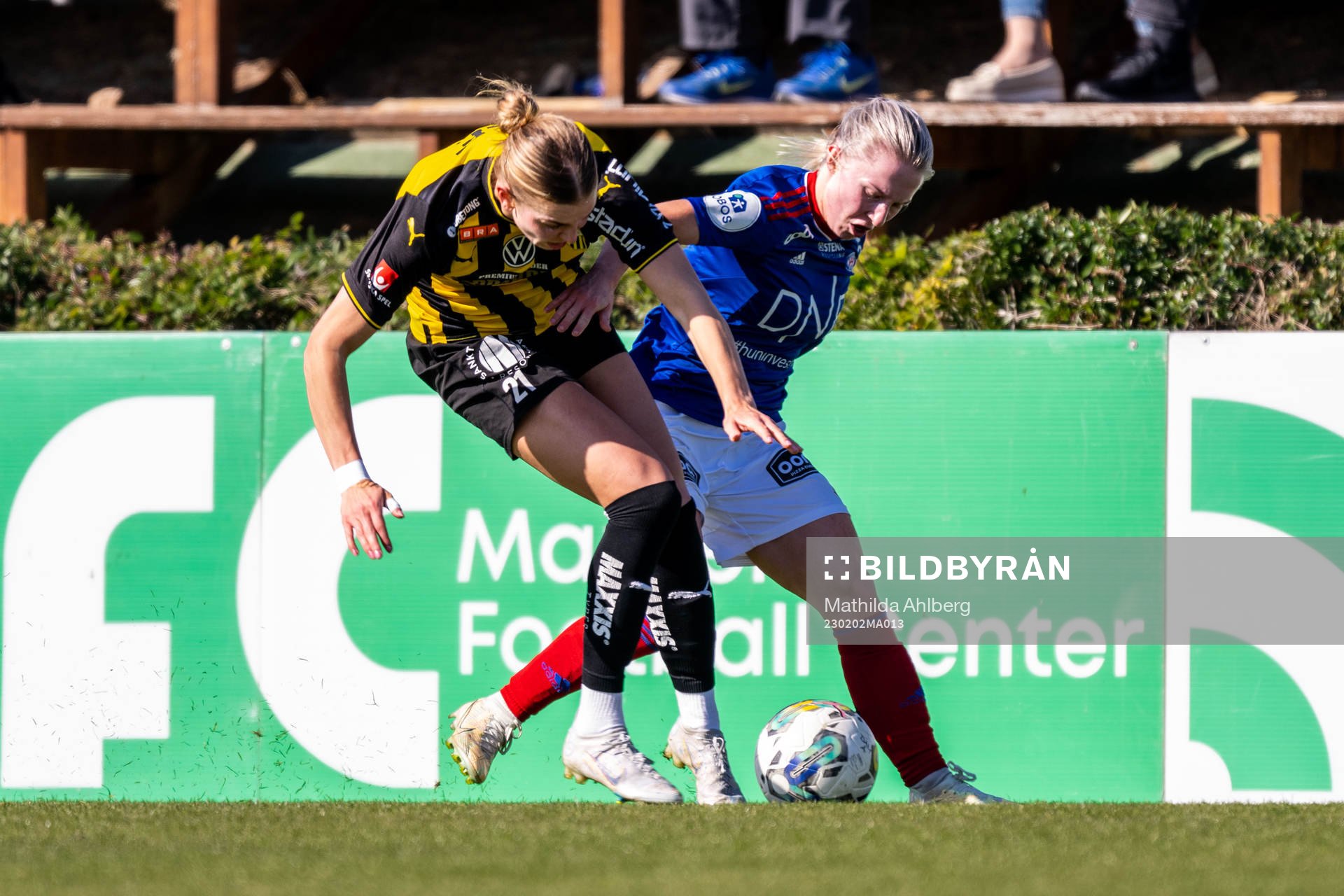 Häckens Dilja Zomers och Vålerengas Laura Pedersen i duell under träningsmatchen i fotboll mellan Vålerenga och Häcken den 2 februari 2023 i Estepona.