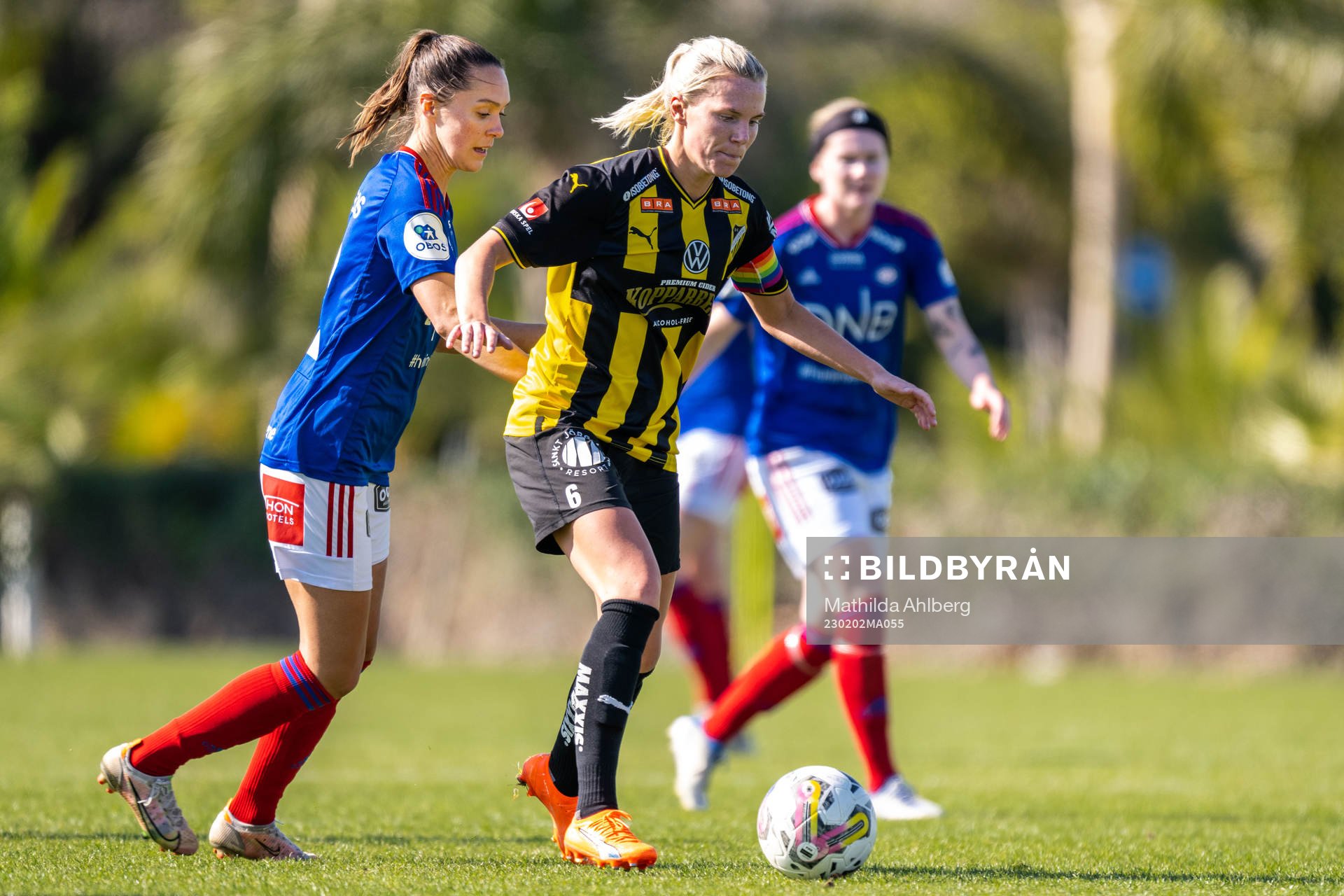 Vålerengas Felicia Rogic och Häckens Josefine Rybrink under träningsmatchen i fotboll mellan Vålerenga och Häcken den 2 februari 2023 i Estepona.