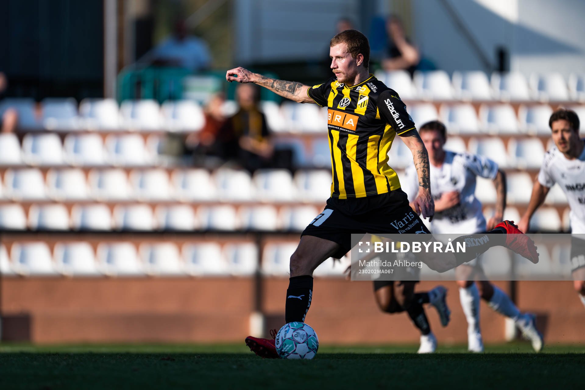 Häckens Simon Gustafson gör 1-1 på straff