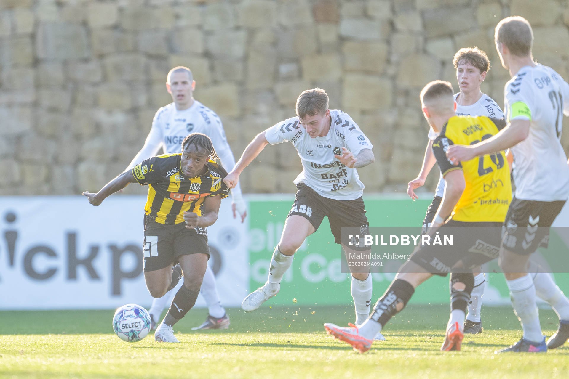Häckens Ibrahim Sadiq och Odds Conrad Wallem under träningsmatchen i fotboll mellan Häcken och Odd den 2 februari 2023 i Marbella. 